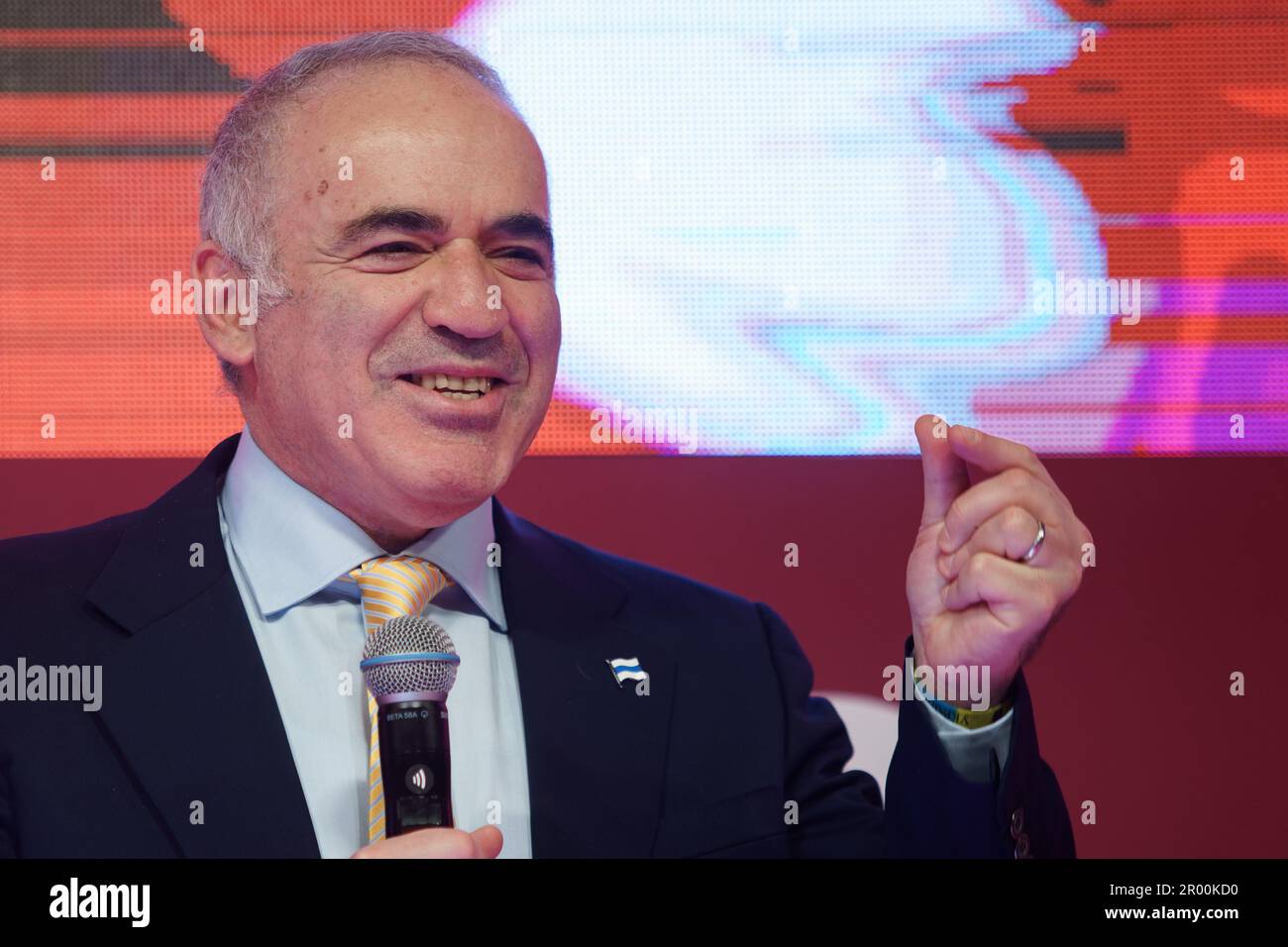 Bucarest, Romania. 5th maggio 2023: Garry Kasparov, ex Gran Maestro di scacchi russo, il miglior giocatore di scacchi di tutti i tempi, risponde alle domande in una conferenza stampa durante la cerimonia di apertura del Superbet Chess Classic Romania 2023, la prima tappa del circuito Grand Chess Tour 2023, svoltasi a Bucarest il 5th maggio 2023. Durante i 10 giorni del torneo, dal 5 al 15 maggio, dieci dei migliori giocatori classificati FIDE gareggeranno. Credit: Lucian Alecu/Alamy Live News Foto Stock