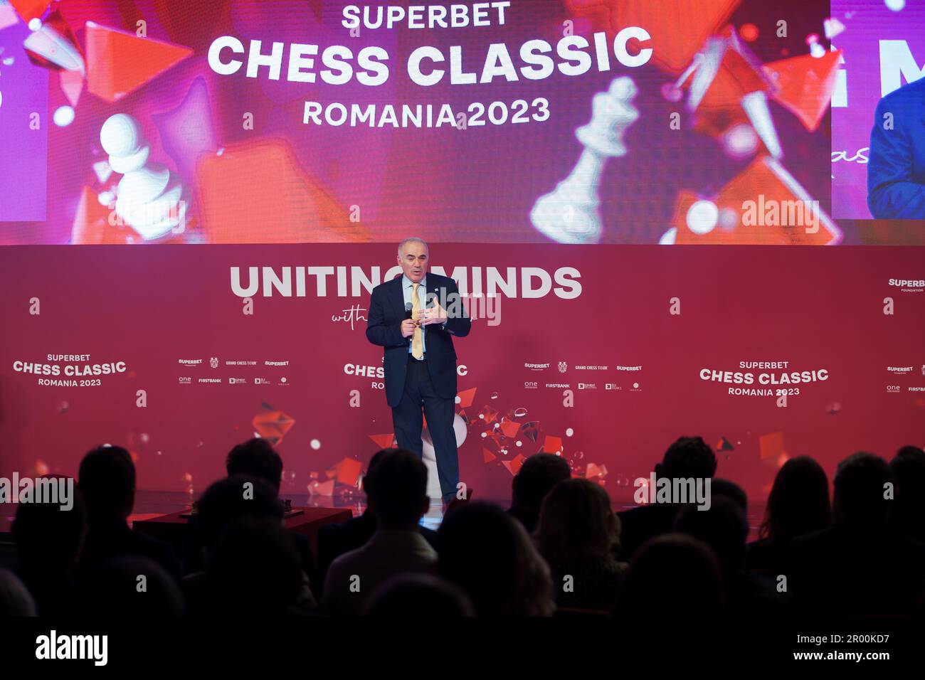 Bucarest, Romania. 5th maggio 2023: Garry Kasparov, ex Gran Maestro di scacchi russo, il miglior giocatore di scacchi di tutti i tempi, risponde alle domande in una conferenza stampa durante la cerimonia di apertura del Superbet Chess Classic Romania 2023, la prima tappa del circuito Grand Chess Tour 2023, svoltasi a Bucarest il 5th maggio 2023. Durante i 10 giorni del torneo, dal 5 al 15 maggio, dieci dei migliori giocatori classificati FIDE gareggeranno. Credit: Lucian Alecu/Alamy Live News Foto Stock