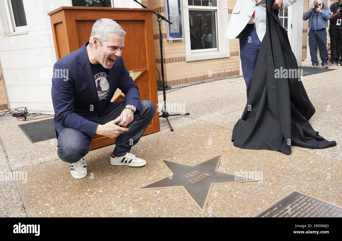 St Louis, Stati Uniti. 05th maggio, 2023. Entertainer St. Louisan Andy Cohen reagisce dopo la sua stella sul St. Louis Walk of Fame è svelata a St Louis il Venerdì 5 maggio 2023. Il St. Louis Walk of Fame è una vetrina per il patrimonio culturale di St Louis e per far progredire la conoscenza, la consapevolezza e l'apprezzamento di St I Louisiani e i loro successi. Foto di Bill Greenblatt/UPI Credit: UPI/Alamy Live News Foto Stock