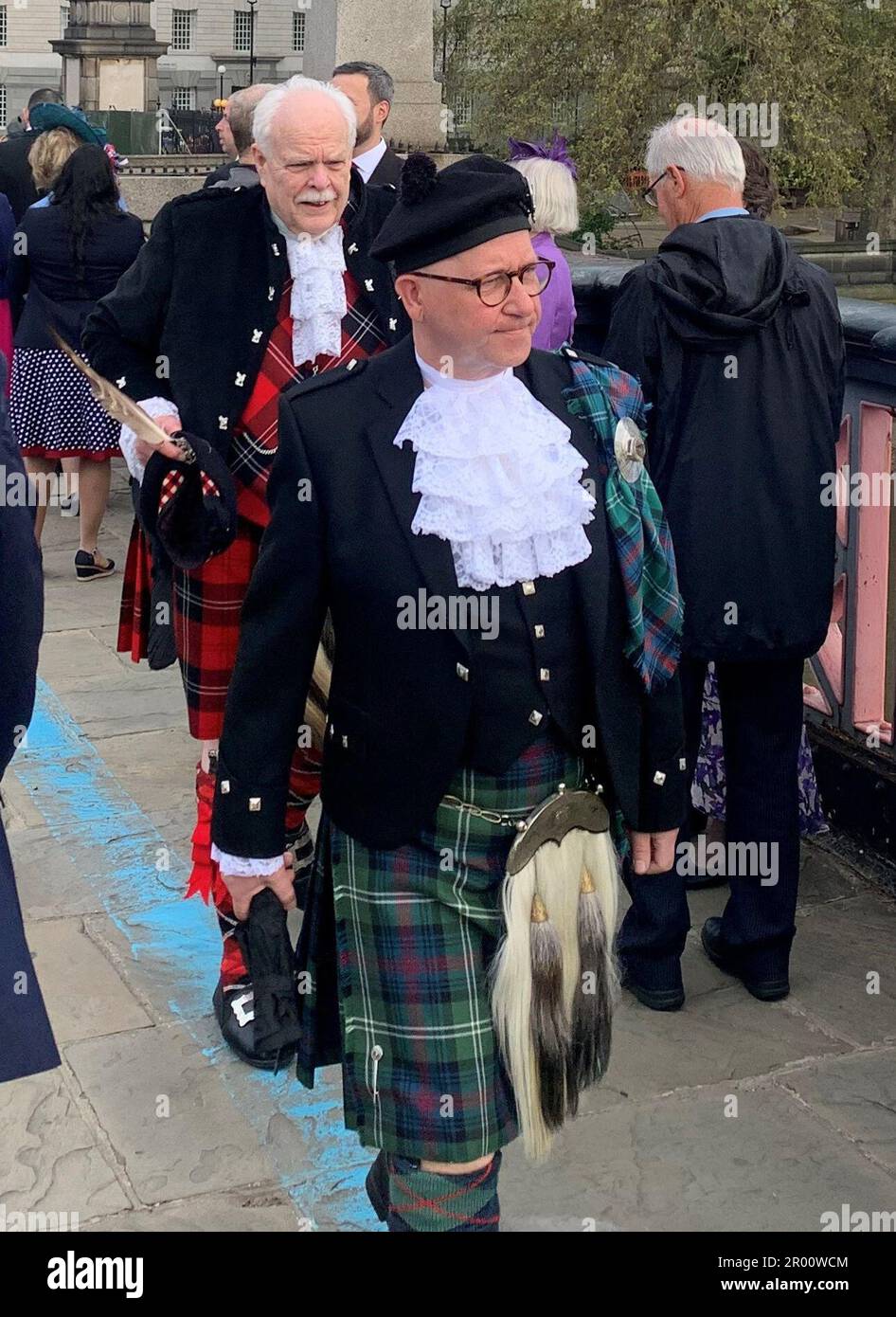 Ospiti per l'incoronazione del re Carlo III e della regina Camilla coda sul Lambeth Bridge, Londra, prima della cerimonia presso l'Abbazia di Westminster. Data immagine: Sabato 6 maggio 2023. Foto Stock