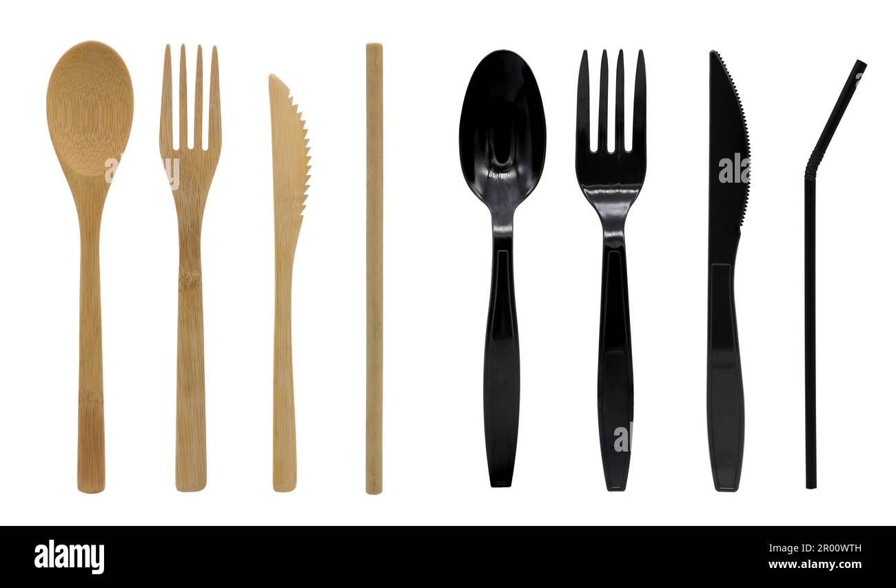 Posate di legno e plastica cucchiaio usa e getta, forchetta, coltello e  paglia. Isolato su sfondo bianco Foto stock - Alamy