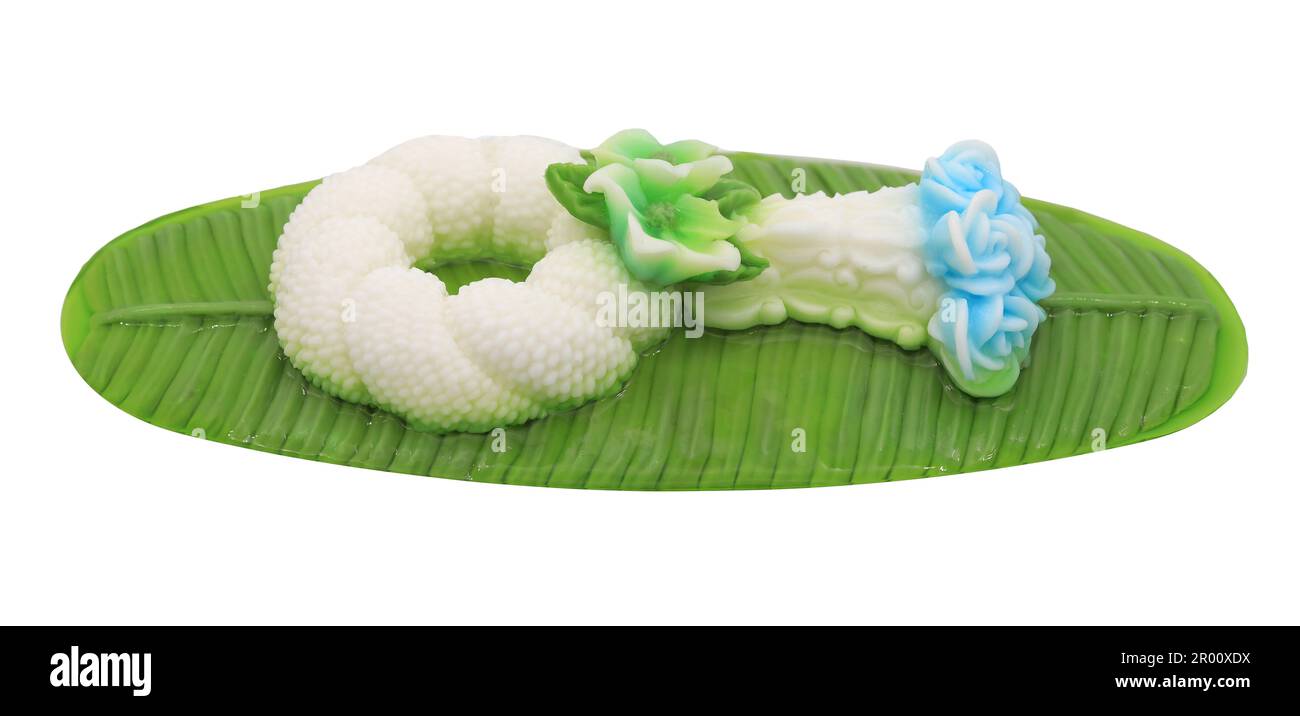 Latte di cocco gelatina (Thai Dessert) Wun Kati a forma di ghirlanda su foglia di banana verde Foto Stock