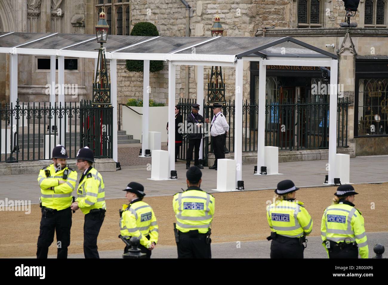 I preparativi finali sono fatti di fronte all'Abbazia di Westminster, Londra, davanti all'incoronazione di Re Carlo III e della Regina Camilla il sabato. Data immagine: Sabato 6 maggio 2023. Foto Stock