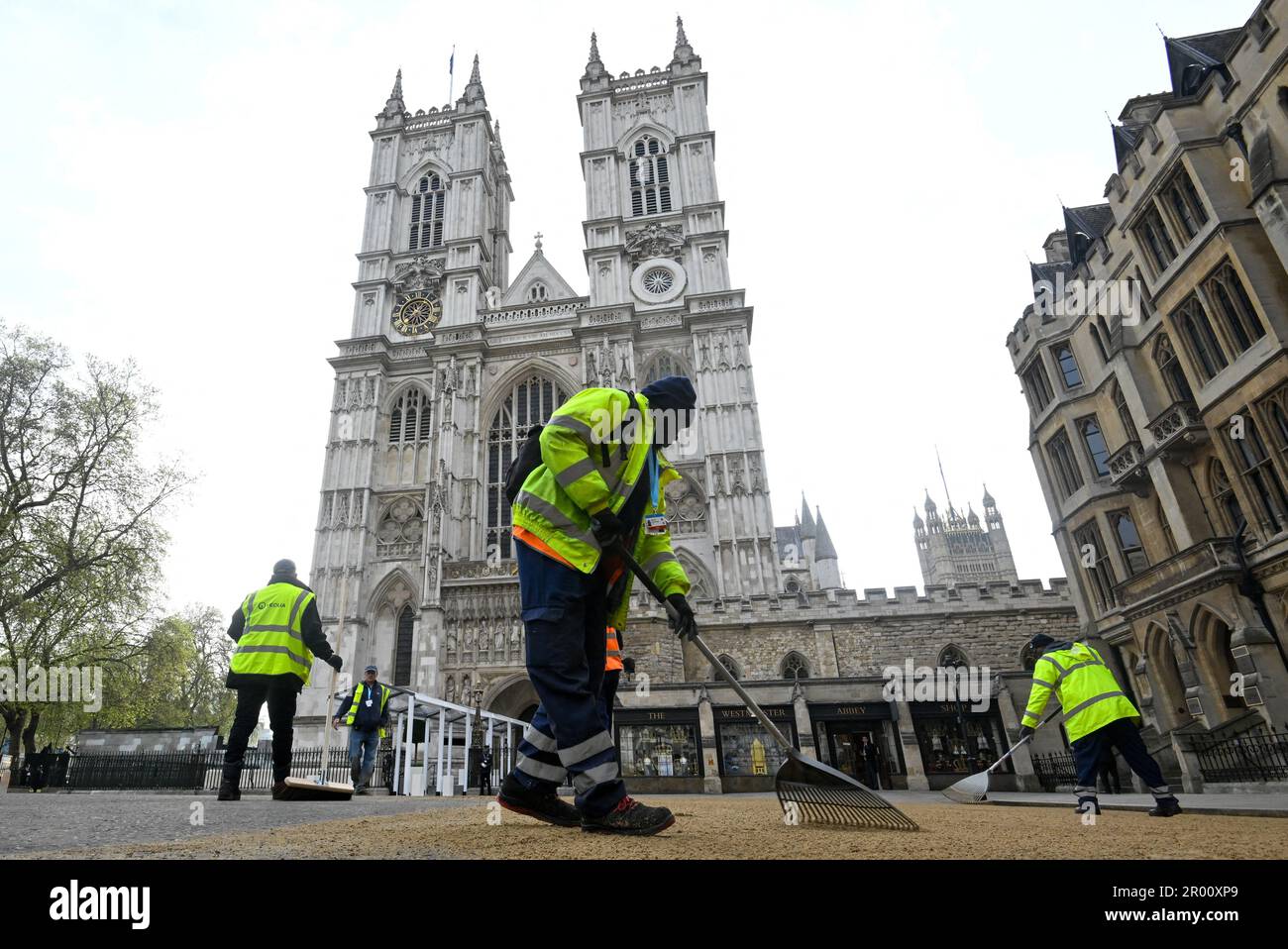 I preparativi finali sono fatti di fronte all'Abbazia di Westminster, Londra, davanti all'incoronazione di Re Carlo III e della Regina Camilla il sabato. Data immagine: Sabato 6 maggio 2023. Foto Stock