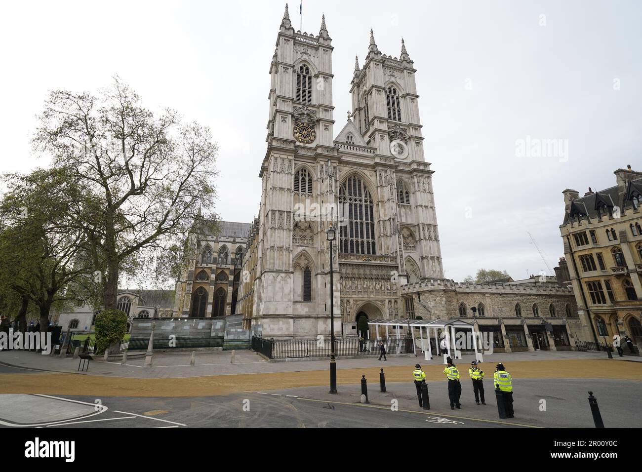 I preparativi finali sono fatti di fronte all'Abbazia di Westminster, Londra, davanti all'incoronazione di Re Carlo III e della Regina Camilla il sabato. Data immagine: Sabato 6 maggio 2023. Foto Stock