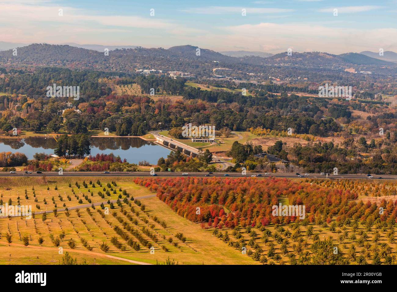 Canberra. 6th maggio, 2023. Questa foto scattata il 6 maggio 2023 mostra lo scenario autunnale del National Arboretum a Canberra, Australia. Credit: Notizie dal vivo su Chu Chen/Xinhua/Alamy Foto Stock