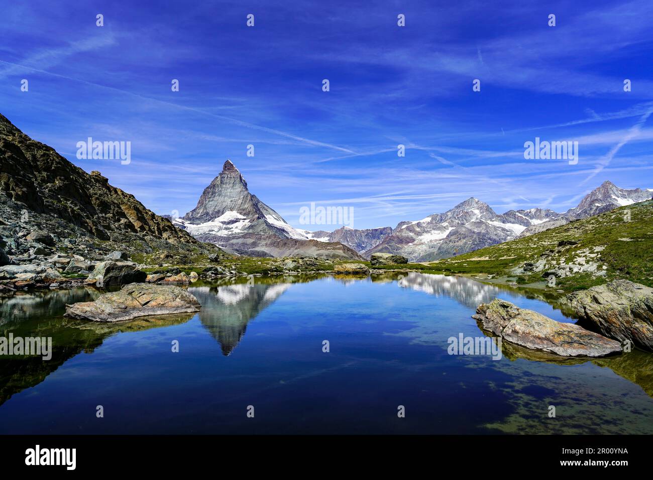 Bellissimo riflesso del Mattarhorn nel piccolo lago Riffelsee. Foto Stock