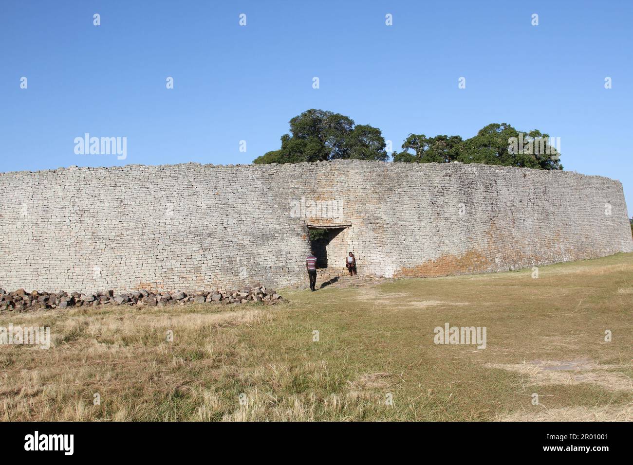 Masvingo, Zimbabwe. 5th maggio, 2023. Un turista visita il Grande Monumento Nazionale dello Zimbabwe nella Provincia di Masvingo, Zimbabwe, 5 maggio 2023. Il Grande Monumento Nazionale dello Zimbabwe è stato iscritto nella lista dei patrimoni culturali mondiali dall'UNESCO nel 1986 ed è una delle più grandi attrazioni turistiche dello Zimbabwe. Credit: Zhang Baoping/Xinhua/Alamy Live News Foto Stock