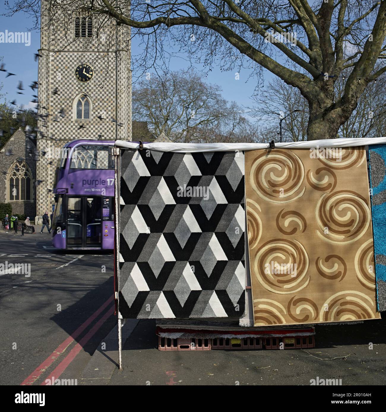 Tappeto in vendita di fronte alla chiesa di St Mary's Butts, Reading, Berkshire. Foto Stock