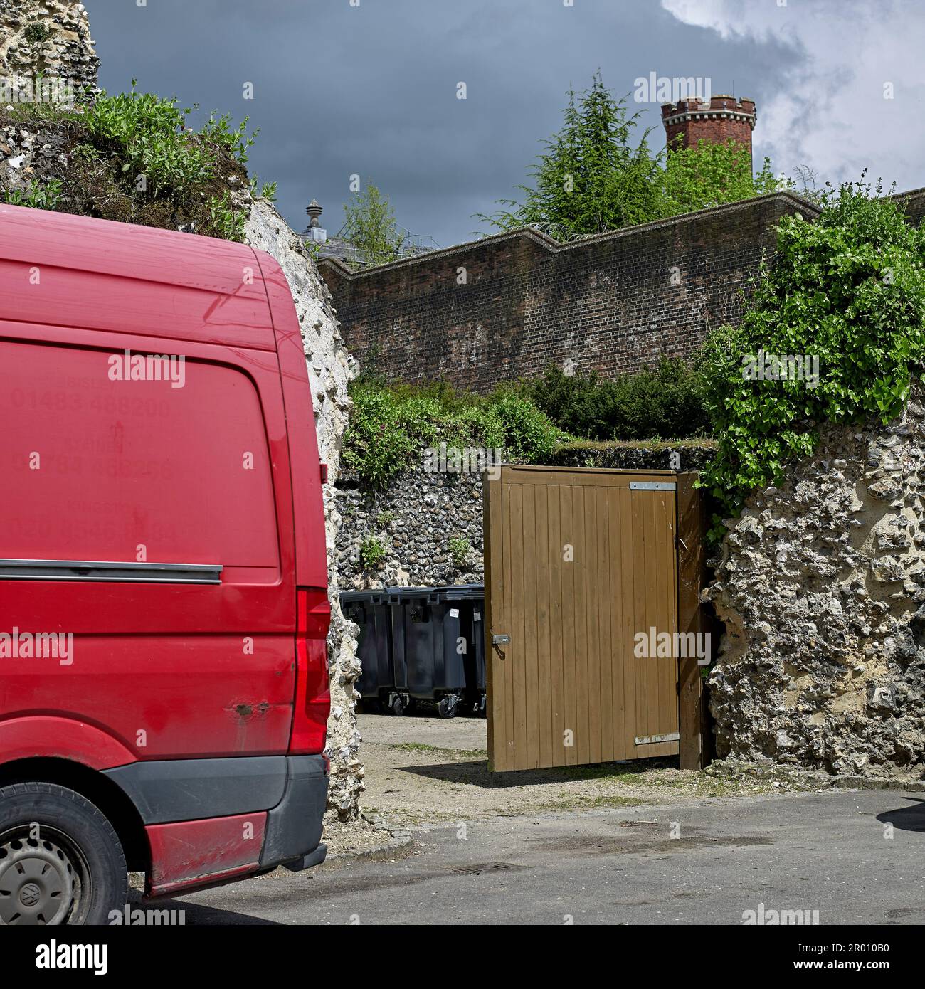 Rovine di Reading Abbey, e Reading prigione e obiettivo, Reading, Berkshire. Foto Stock