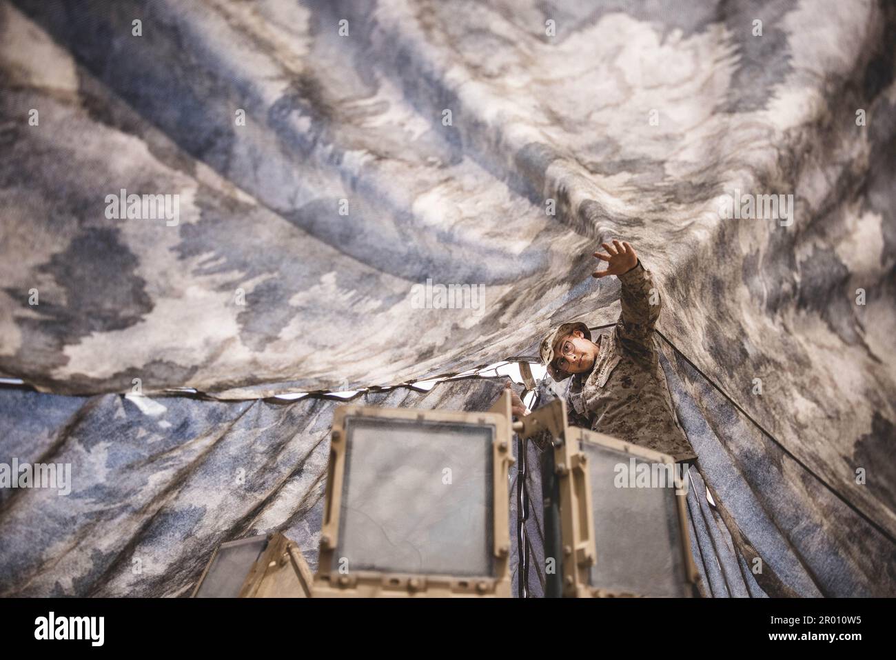 18 aprile 2023 - Twentynine-Palms, California, Stati Uniti Jovanny Valdovinos, un manutentore di sistemi di trasmissione di elettronica di terra con Battle Logistics Battalion 24, Combat Logistics Regiment 2, 2nd Marine Logistics Group, adegua l'incremento i ULCANS per praticare tecniche di mimetizzazione durante l'esercizio di addestramento integrato (ITX) 3-23 su Camp Wilson, California, aprile. 18, 2023. Lo scopo di ITX 3-23 è quello di simulare le condizioni di combattimento per migliorare il rapido ciclo decisionale, migliorando la capacità del MAGTF di adattare e realizzare missioni nell'intera gamma di operazioni militari Foto Stock