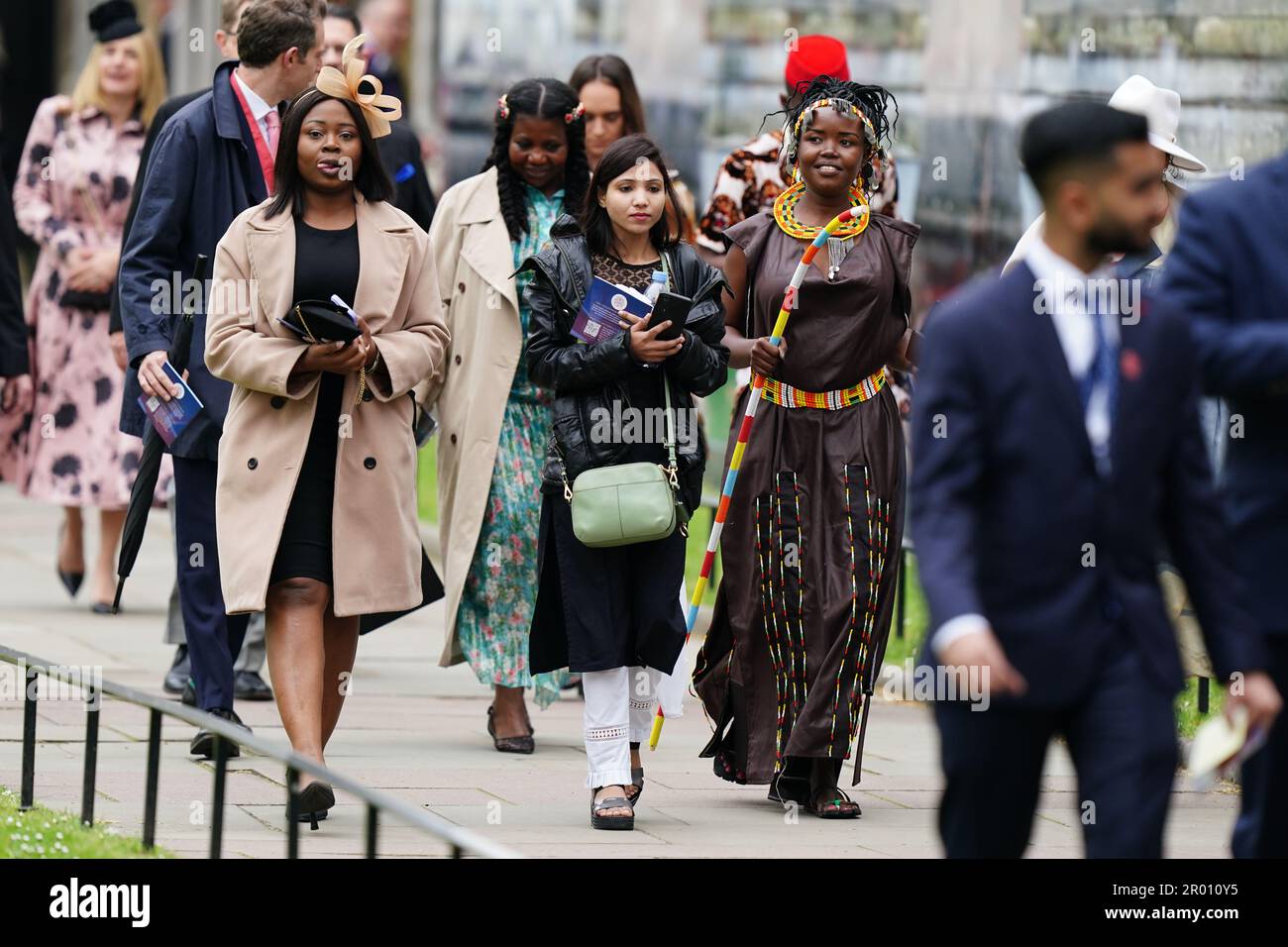 Gli ospiti arrivano prima della cerimonia di incoronazione di Re Carlo III e della Regina Camilla all'Abbazia di Westminster, Londra. Data immagine: Sabato 6 maggio 2023. Foto Stock