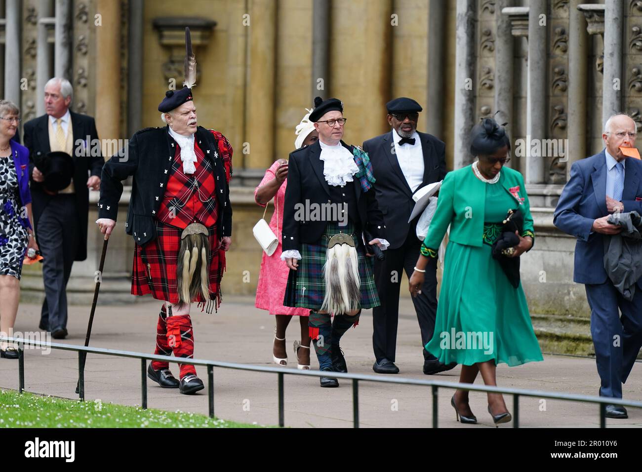 Gli ospiti arrivano prima della cerimonia di incoronazione di Re Carlo III e della Regina Camilla all'Abbazia di Westminster, Londra. Data immagine: Sabato 6 maggio 2023. Foto Stock