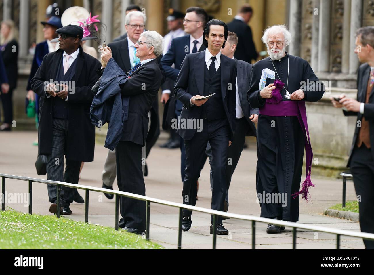 Nick Cave (centro) arriva prima della cerimonia di incoronazione di Re Carlo III e della Regina Camilla all'Abbazia di Westminster, Londra. Data immagine: Sabato 6 maggio 2023. Foto Stock
