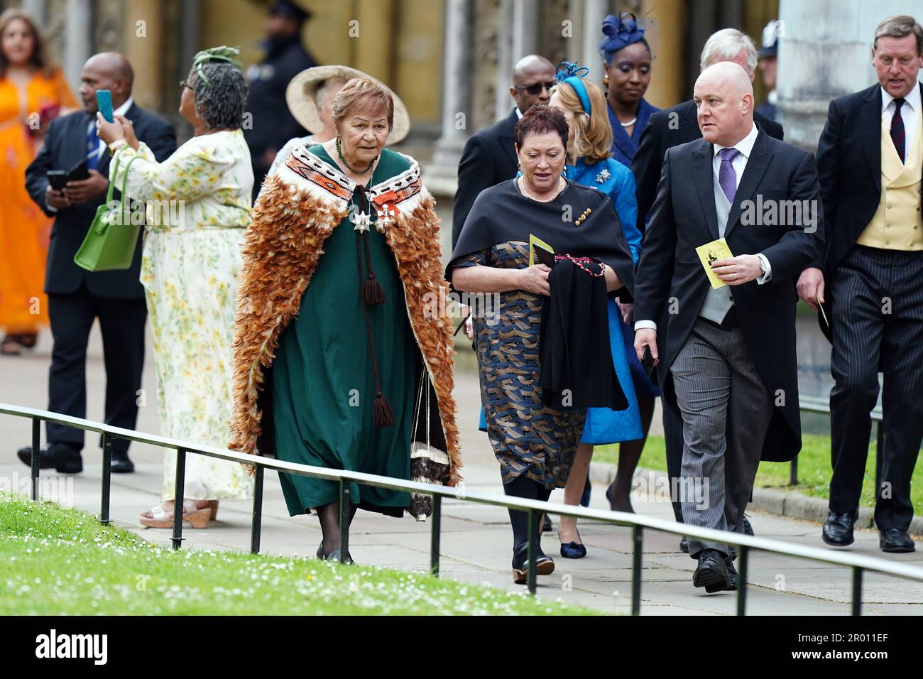 Gli ospiti arrivano prima della cerimonia di incoronazione di Re Carlo III e della Regina Camilla all'Abbazia di Westminster, Londra. Data immagine: Sabato 6 maggio 2023. Foto Stock