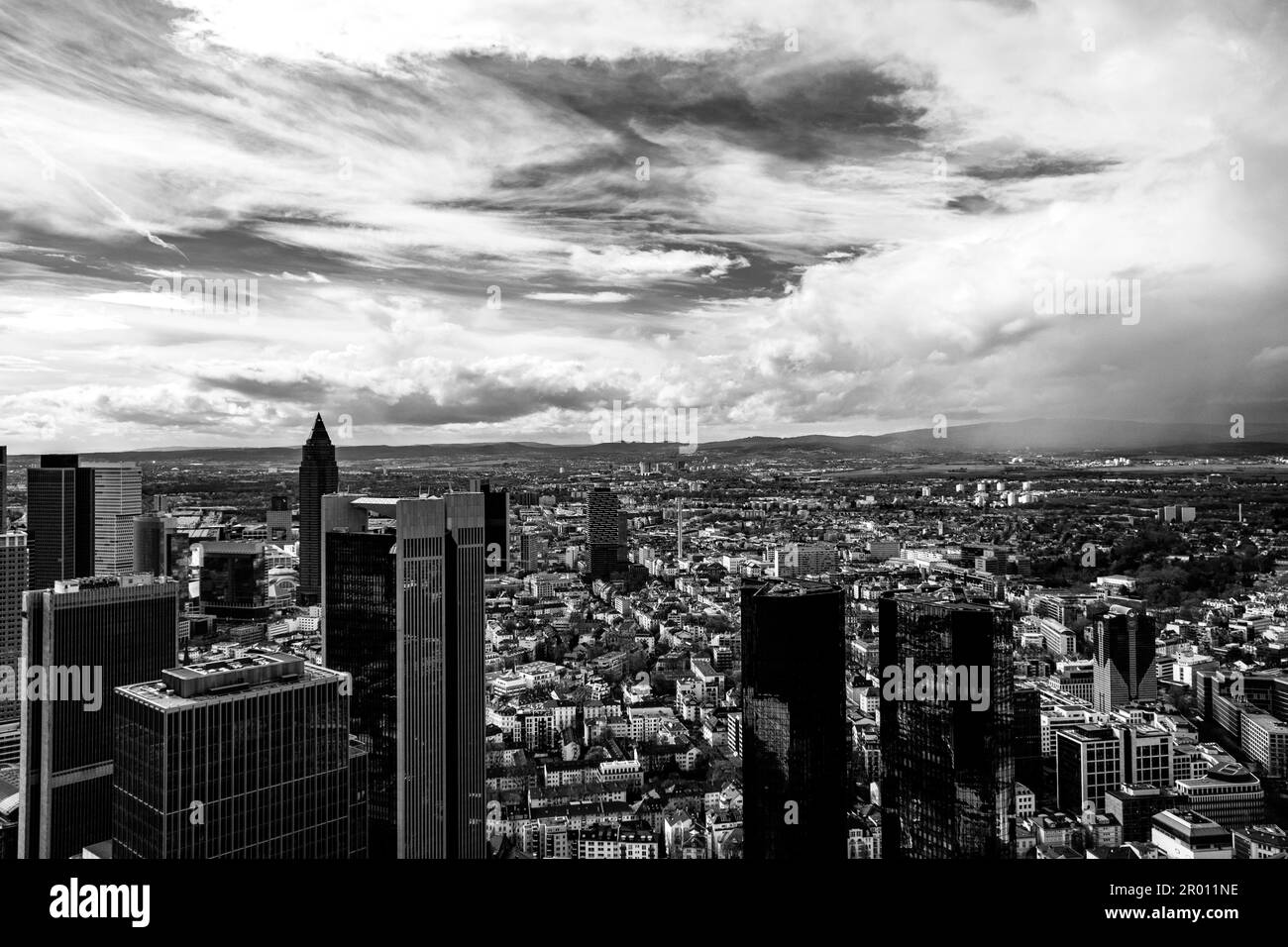 Vista sulla città a metà pomeriggio con tempo nuvoloso e stile monocromatico Foto Stock