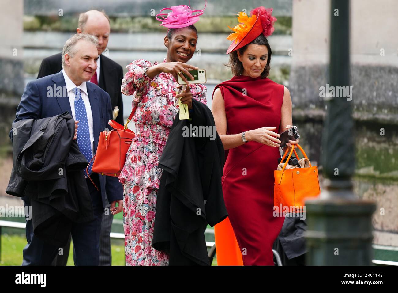 Gli ospiti arrivano prima della cerimonia di incoronazione di Re Carlo III e della Regina Camilla all'Abbazia di Westminster, Londra. Data immagine: Sabato 6 maggio 2023. Foto Stock