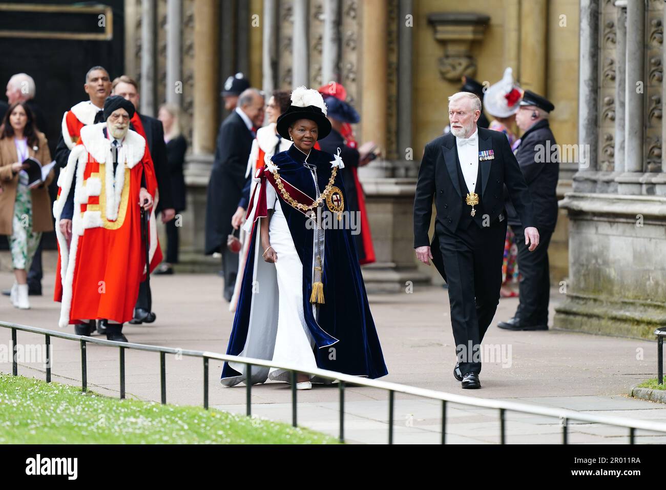 Gli ospiti arrivano prima della cerimonia di incoronazione di Re Carlo III e della Regina Camilla all'Abbazia di Westminster, Londra. Data immagine: Sabato 6 maggio 2023. Foto Stock