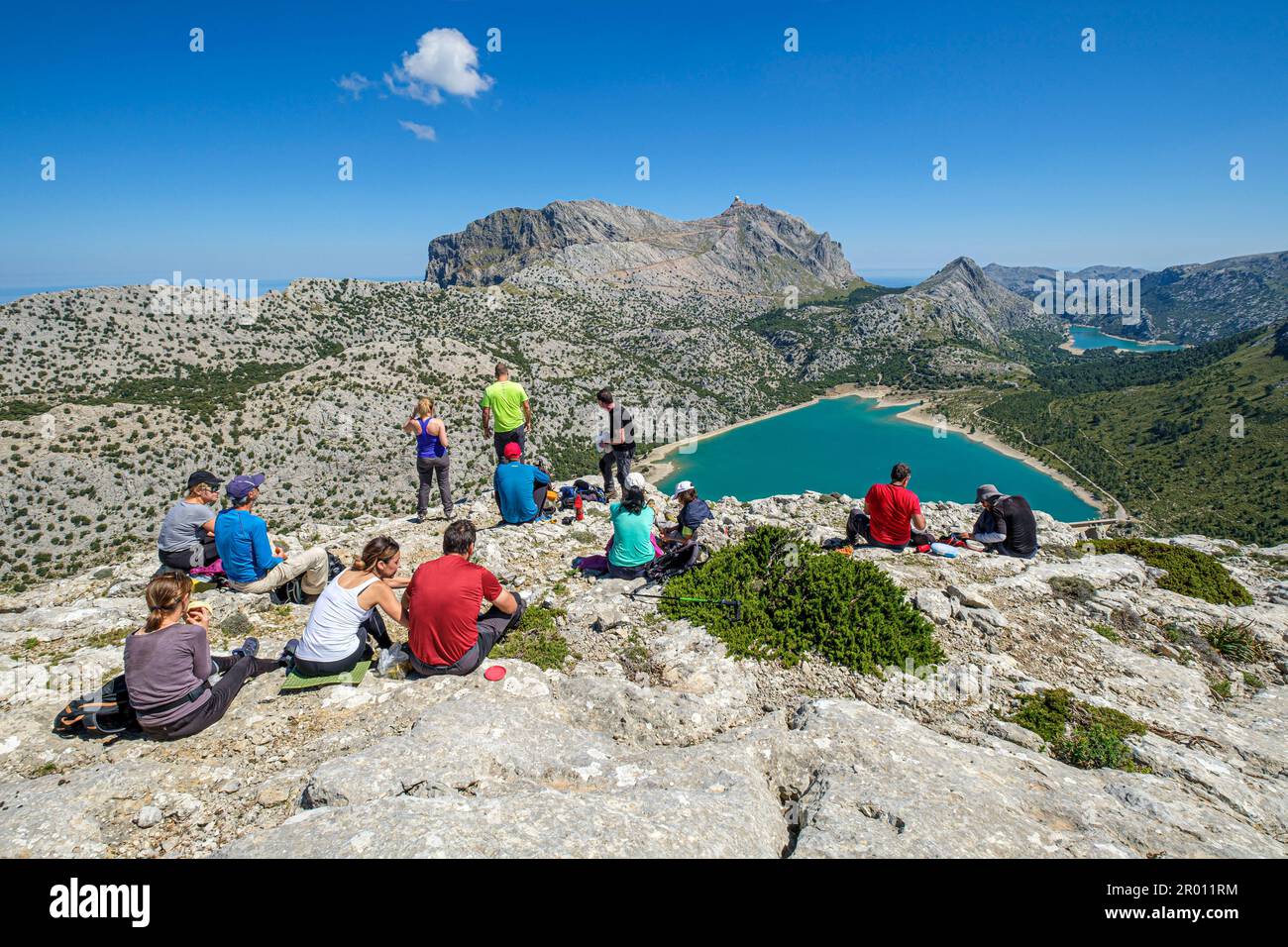 grupo de escursionistas frente al embalse de Cuber, Maiorca, Isole Baleari, Spagna Foto Stock