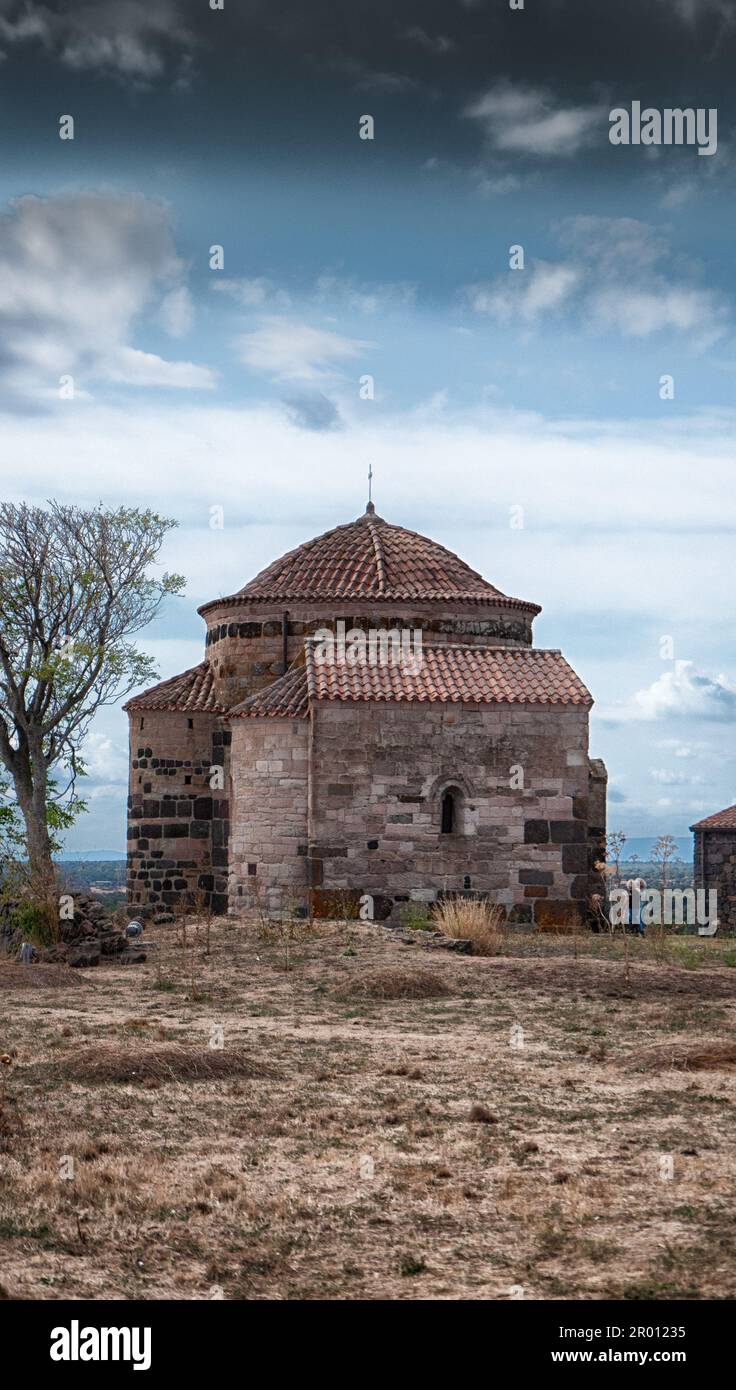 Nuraghe E CHIESA BIZANTINA di Santa Sabina IN SARDEGNA Foto Stock