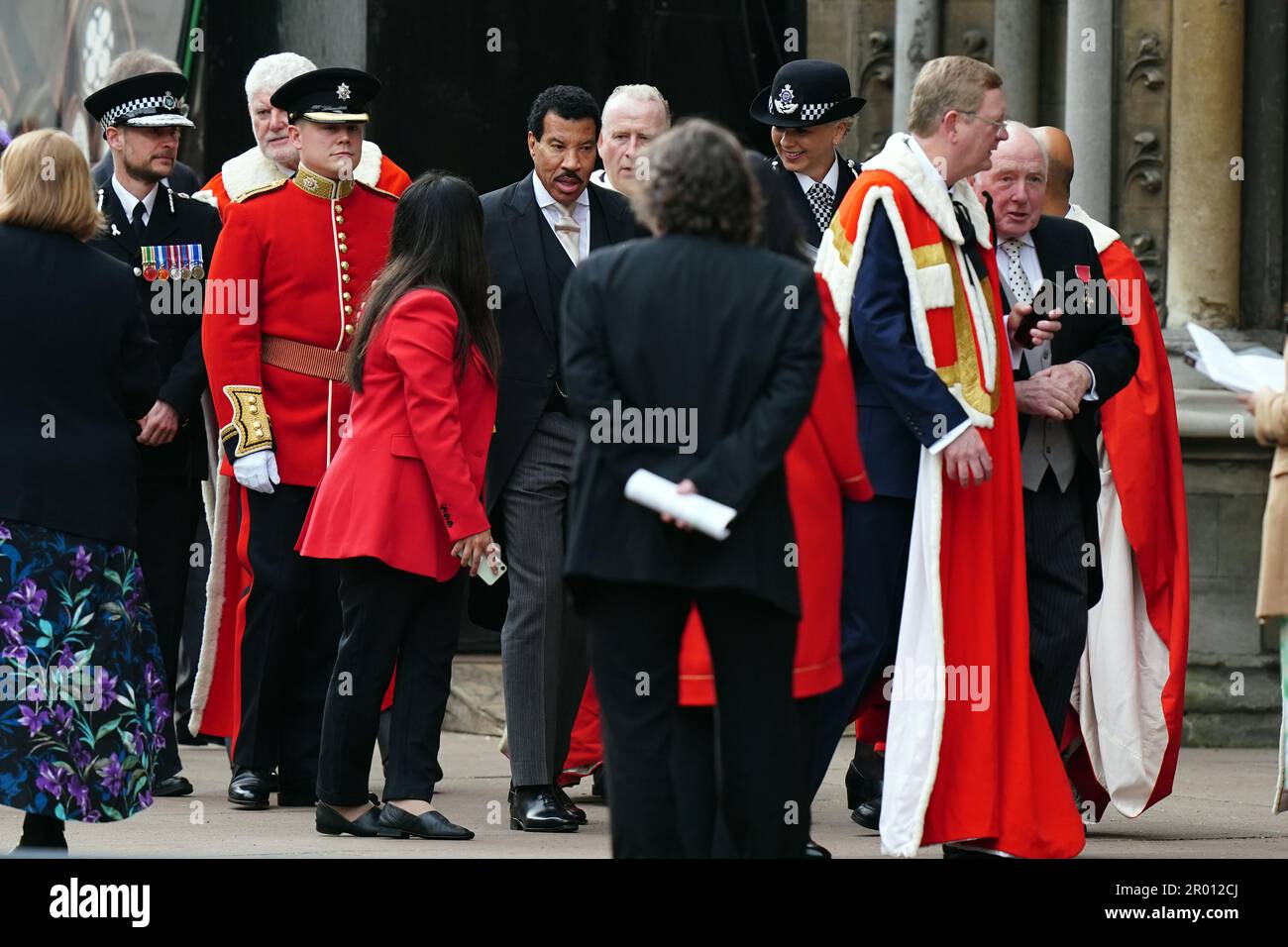 Lionel Richie (centro) arriva prima della cerimonia di incoronazione del re Carlo III e della regina Camilla all'Abbazia di Westminster, Londra. Data immagine: Sabato 6 maggio 2023. Foto Stock