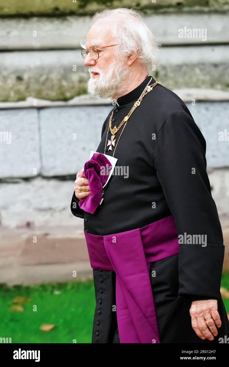 L'ex arcivescovo di Canterbury Rowan Williams arriva in vista della cerimonia di incoronazione del re Carlo III e della regina Camilla all'Abbazia di Westminster, Londra. Data immagine: Sabato 6 maggio 2023. Foto Stock