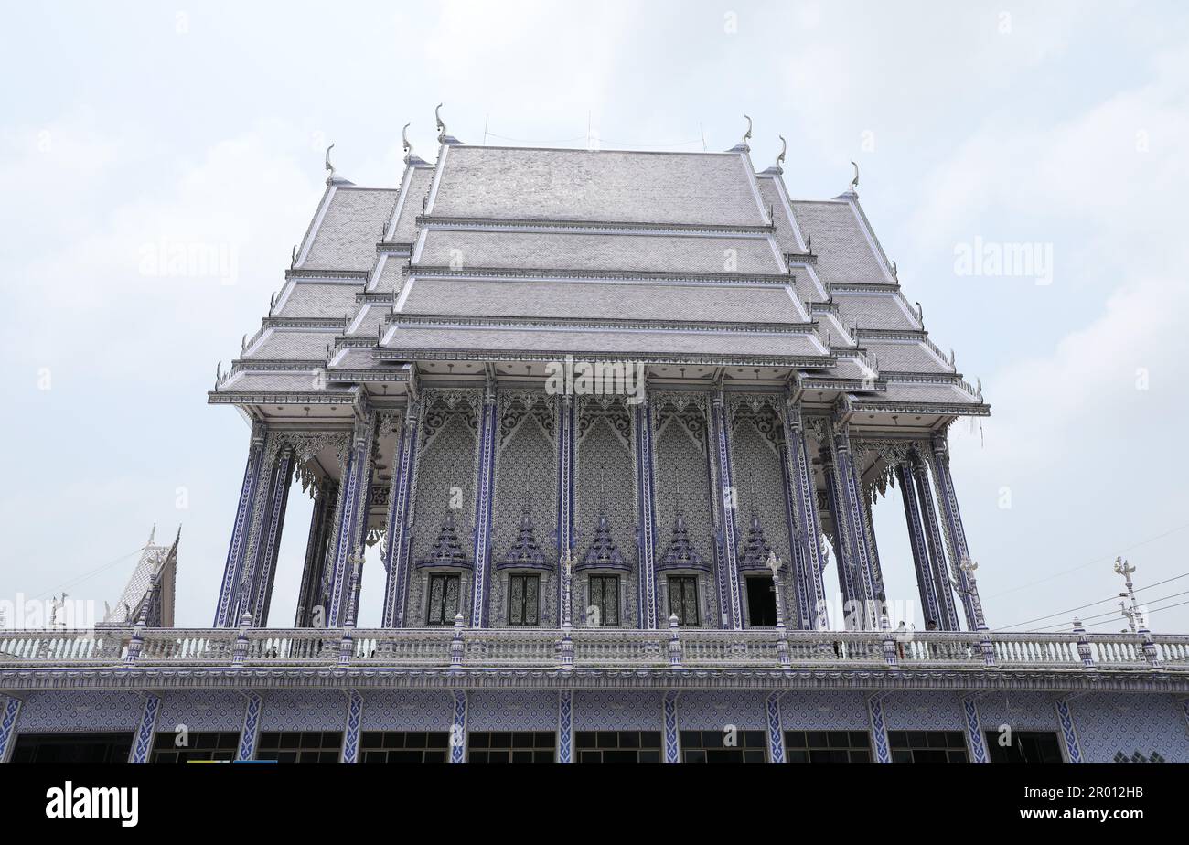 Chiesa blu, è completamente coperto di piastrelle di ceramica blu e bianco a Wat Pak Nam Khaem Nu, Chathaburi, Thailandia. Foto Stock