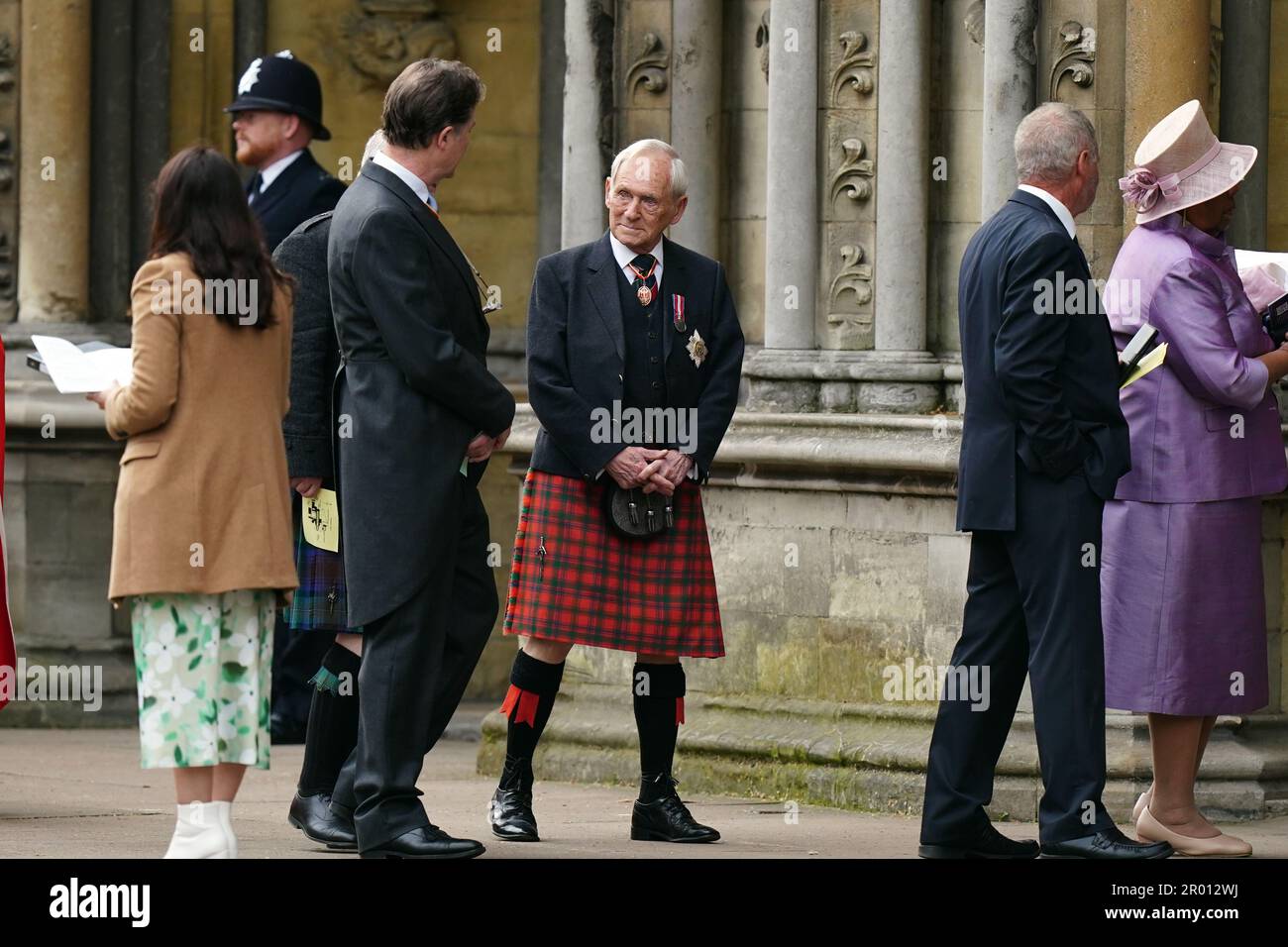Sir George Reid (centro) arriva prima della cerimonia di incoronazione di re Carlo III e della regina Camilla all'Abbazia di Westminster, Londra. Data immagine: Sabato 6 maggio 2023. Foto Stock
