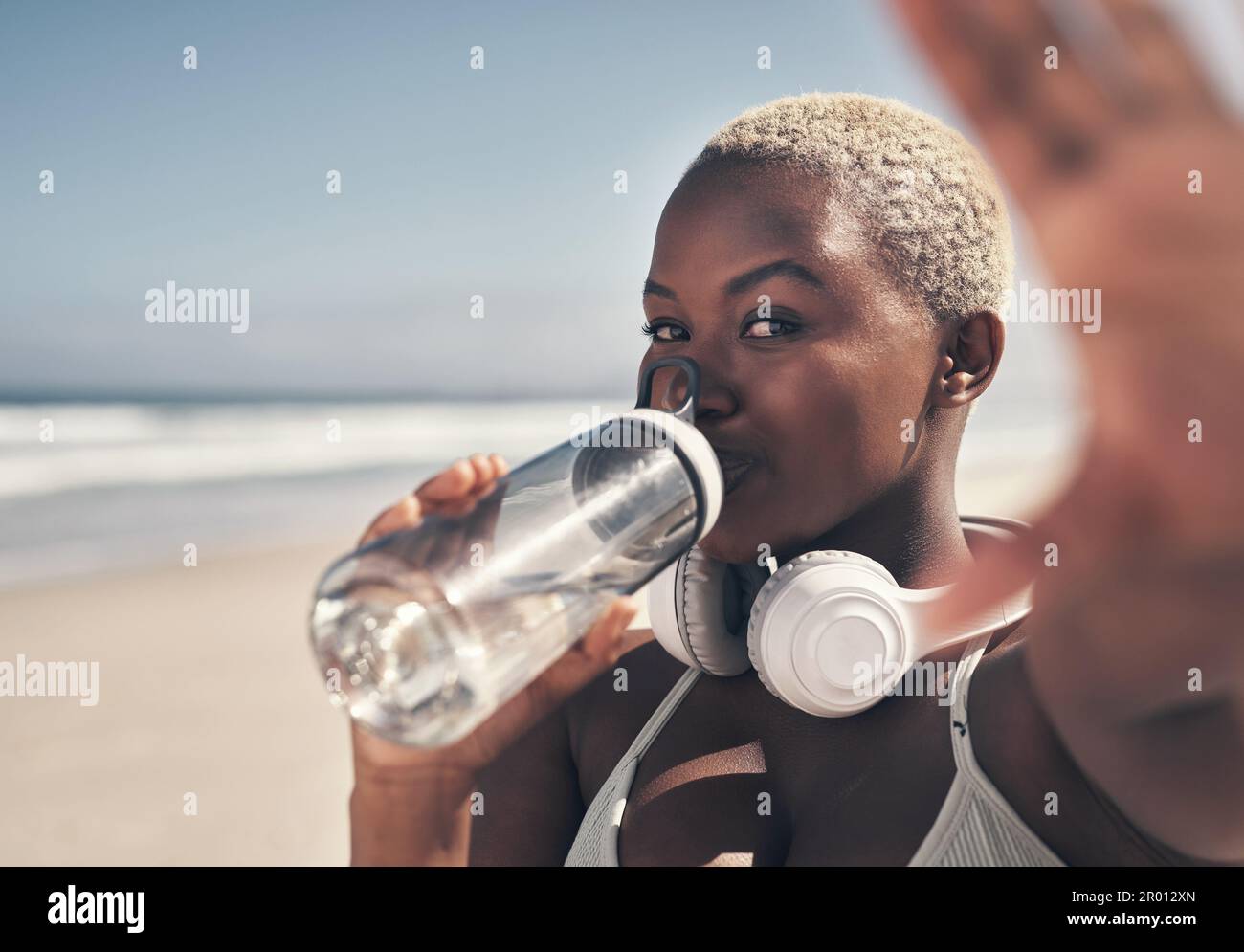 Guardami vivere la mia vita migliore. una giovane donna sportiva che beve acqua mentre fuori per un workout. Foto Stock