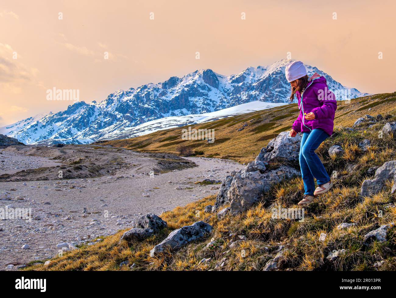 Escursione con bambina sulle montagne panoramiche d'Abruzzo - Parco Nazionale del Gran Sasso in Italia - escursione con bambini Foto Stock