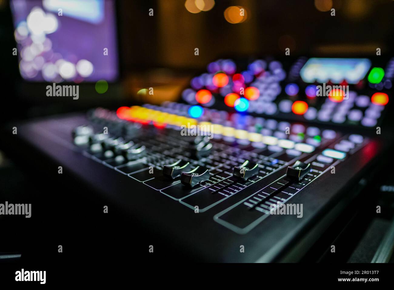 console del mixer audio con sfondo sfocato Foto stock - Alamy