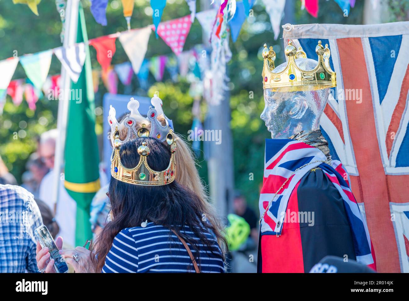 Sydney, Austn., 06 maggio 2023: I partiti di incoronazione sono stati sottili sul terreno oggi a Sydney ma questo partito nel sobborgo del porto di Balgowlah stava mettendo su uno spettacolo reale. Insieme ad un sizzle di salsiccia, ci erano lotti delle bandiere ed alcune corone non così importanti in esposizione. Il consiglio locale ha chiuso la strada e gli ospiti hanno celebrato e raccolto denaro per un rifugio femminile locale. Un discorso ha ricordato alla gente che erano sul luogo di uno dei primi incontri della gente indigena locale e del capitano Arthur Philip in 1788 ed erano inoltre nel viale giustamente denominato re. Credit: Stephen Dwyer / Alamy Live News Foto Stock