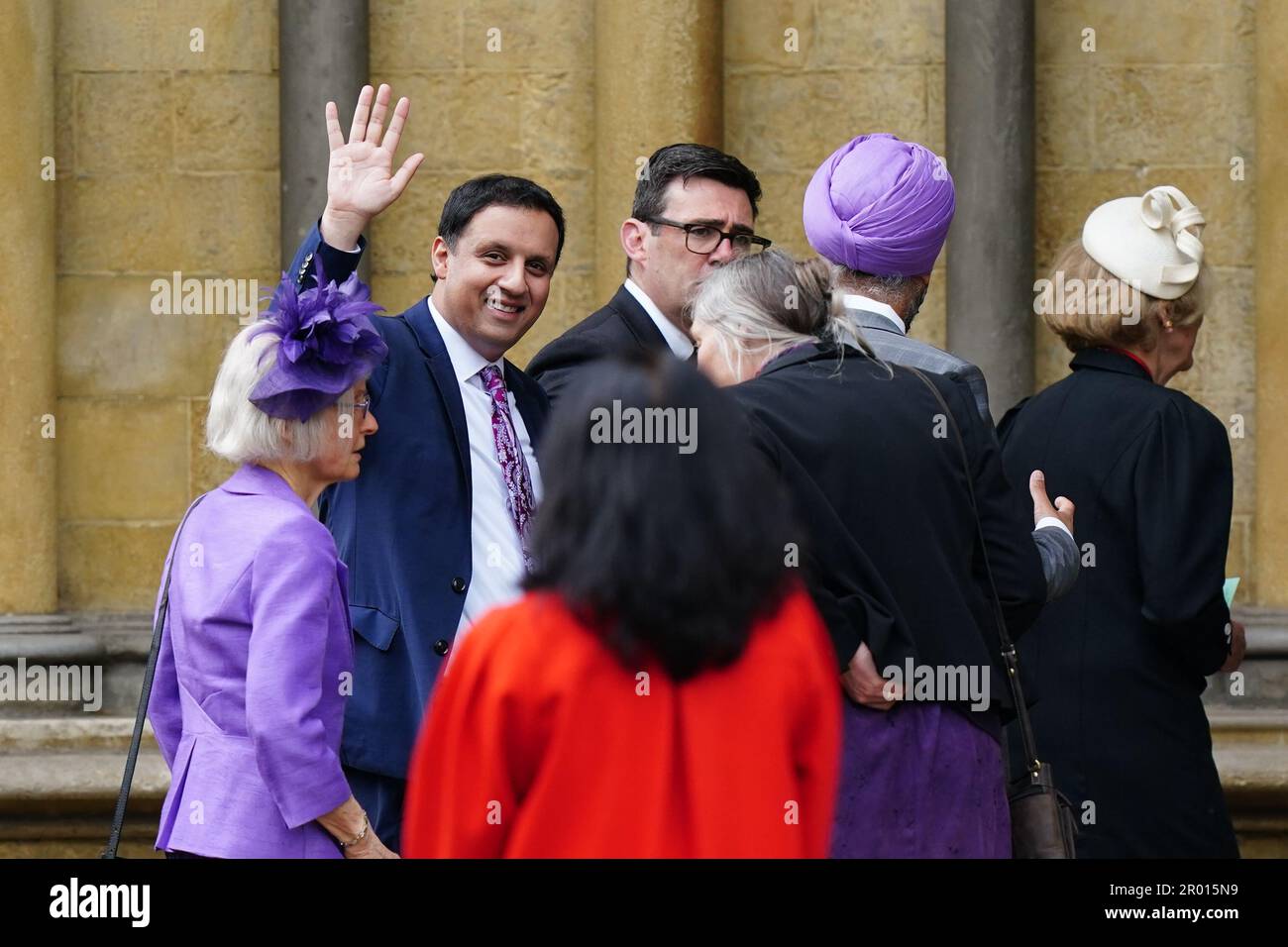 Il leader del lavoro scozzese Anas Sarwar (a sinistra) arriva prima della cerimonia di incoronazione del re Carlo III e della regina Camilla all'Abbazia di Westminster, Londra. Data immagine: Sabato 6 maggio 2023. Foto Stock