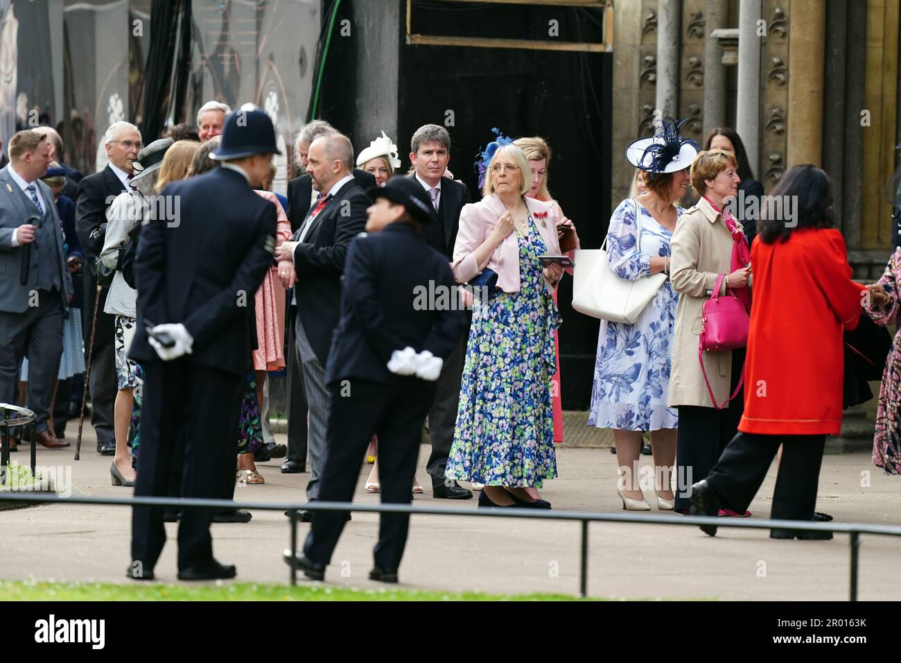 Gli ospiti arrivano prima della cerimonia di incoronazione di Re Carlo III e della Regina Camilla all'Abbazia di Westminster, Londra. Data immagine: Sabato 6 maggio 2023. Foto Stock