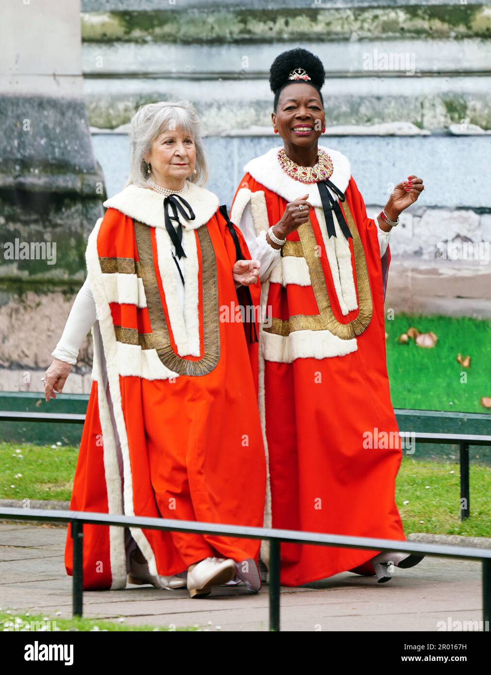 La baronessa Floella Benjamin (a destra) arriva prima della cerimonia di incoronazione del re Carlo III e della regina Camilla all'Abbazia di Westminster, Londra. Data immagine: Sabato 6 maggio 2023. Foto Stock