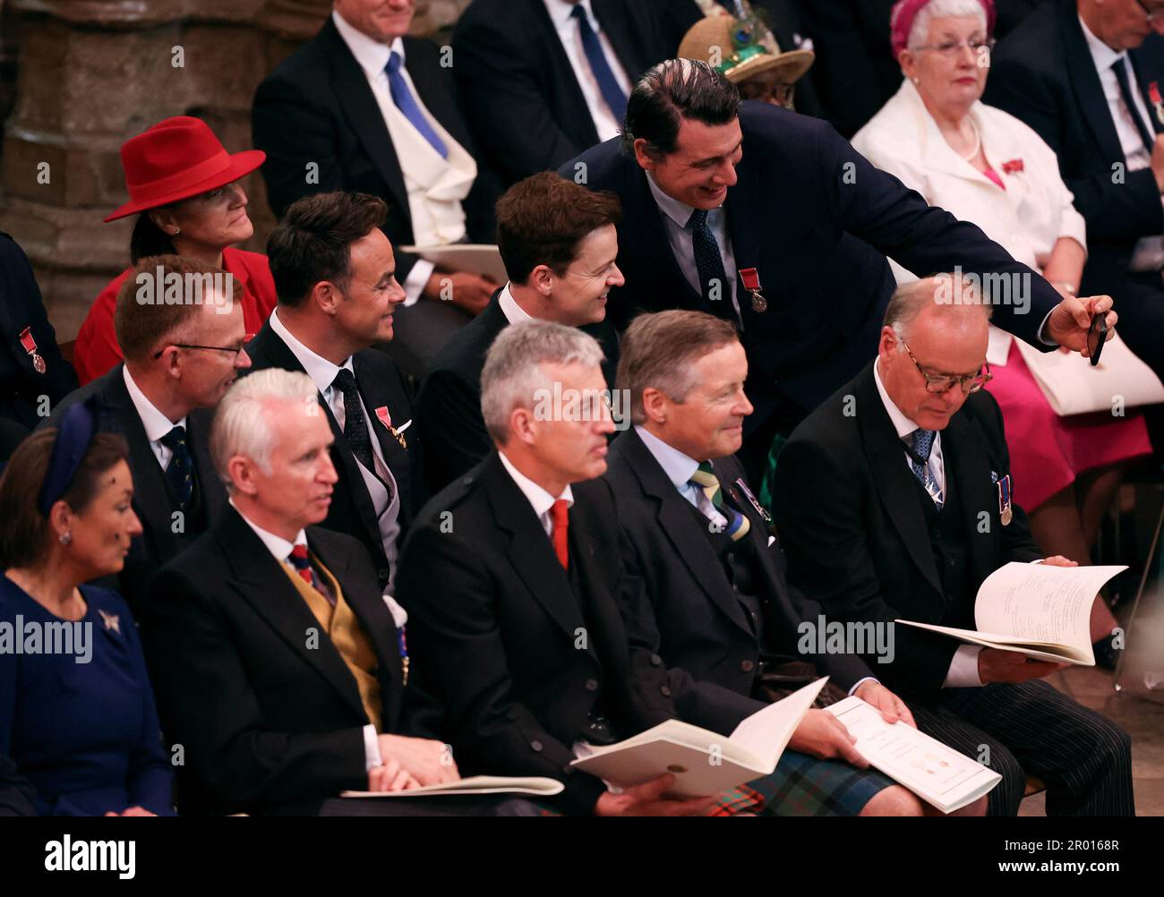 Un ospite scatta foto con Anthony McPartlin e Declan Donnelly davanti all'incoronazione di Re Carlo III e della Regina Camilla all'Abbazia di Westminster, Londra. Data immagine: Sabato 6 maggio 2023. Foto Stock