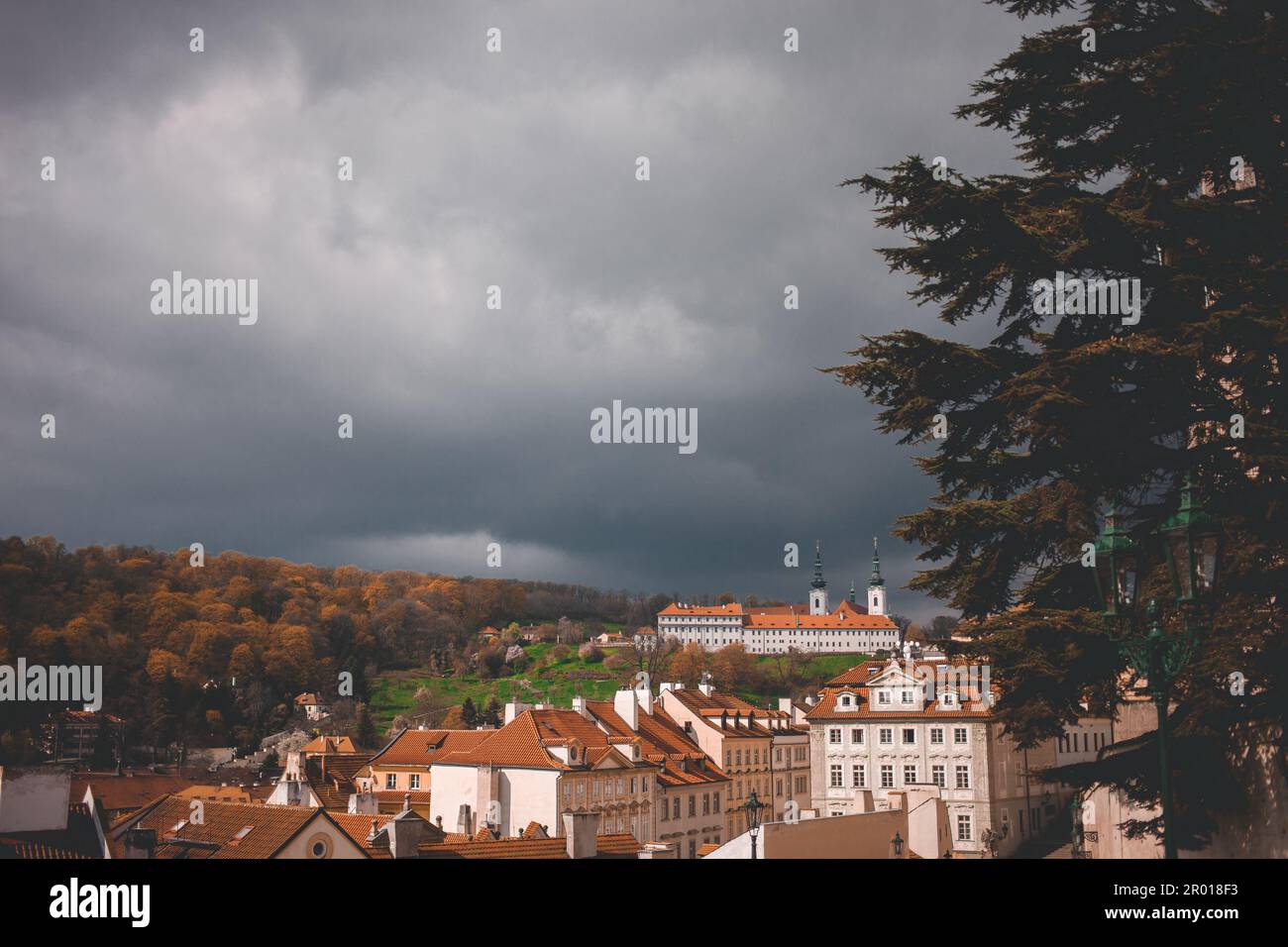 Vista della città di Praga, bel cielo blu, case arancioni. castello sulla montagna Foto Stock