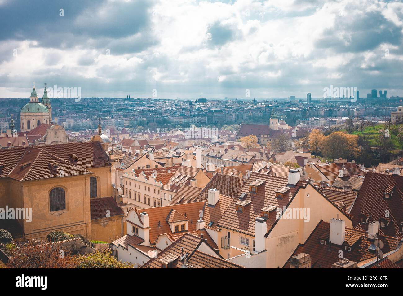 Vista della città di Praga, bel cielo blu, case arancioni. Foto Stock