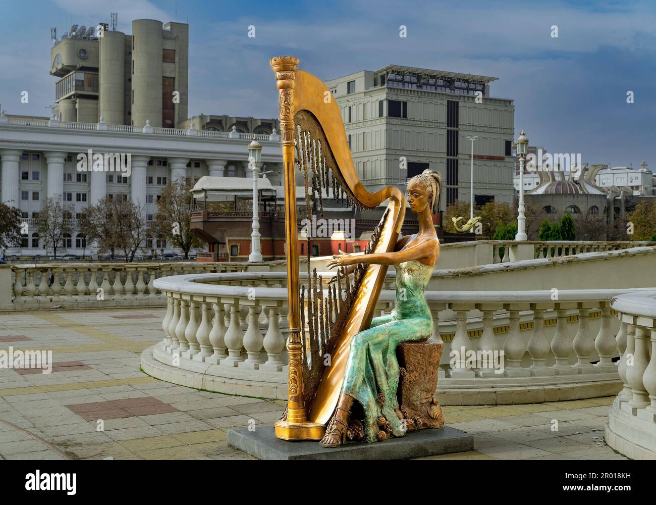 Teatro nazionale macedone con statua di arpa femminile situata di fronte ad esso Foto Stock