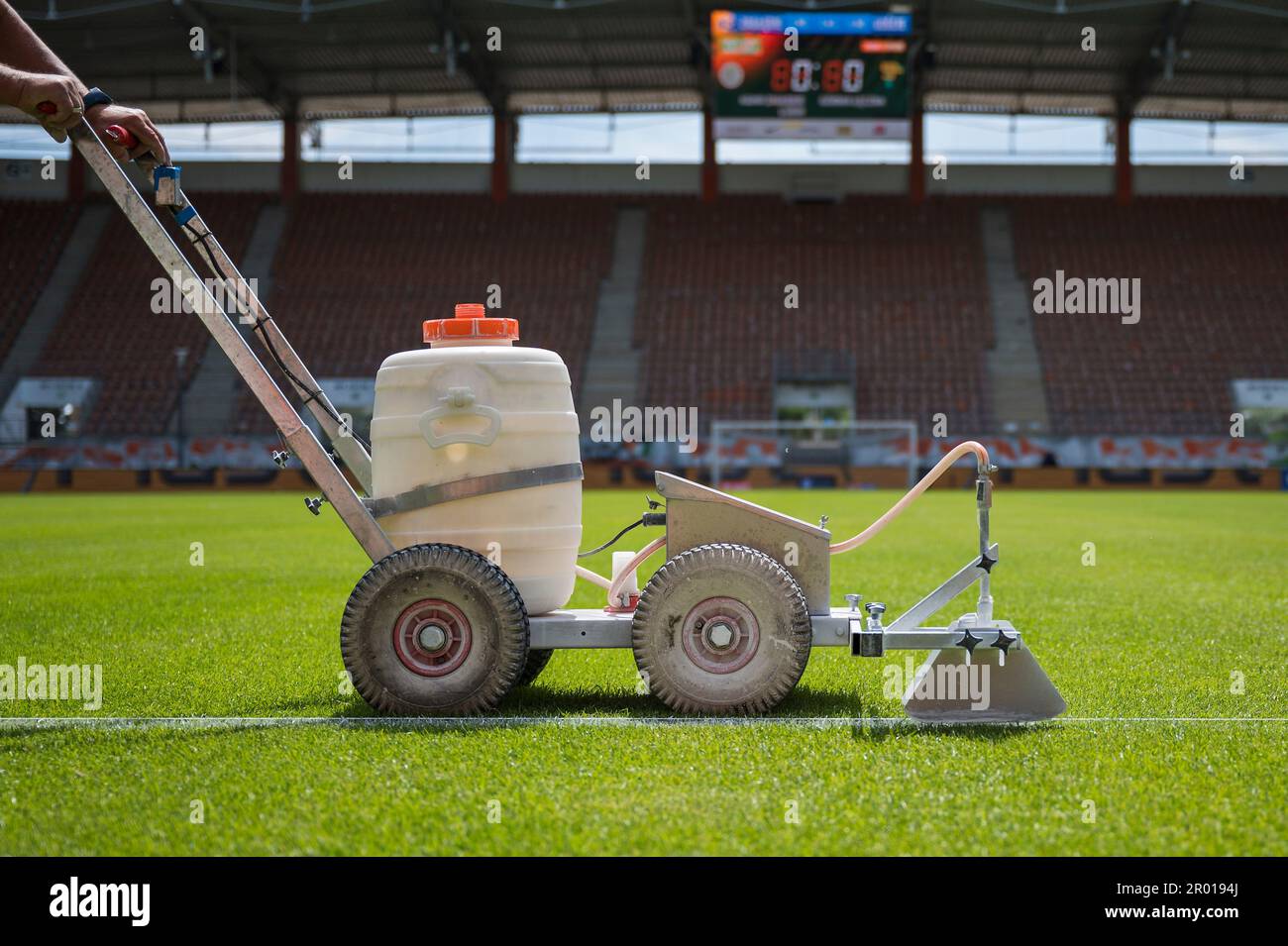 Linea di pittura carrello su un campo di calcio Foto Stock