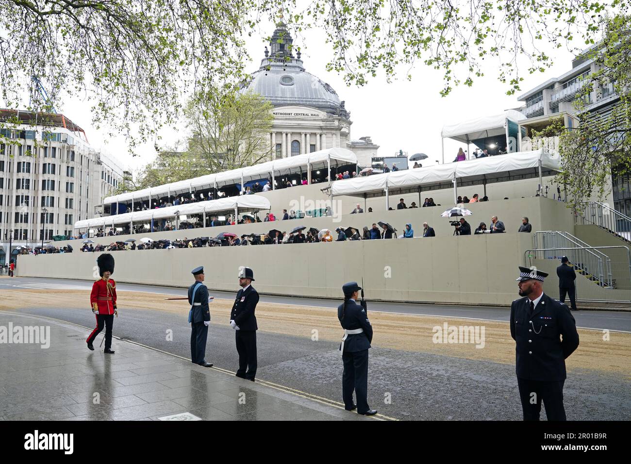 I membri dei media prima della cerimonia di incoronazione di Re Carlo III e della Regina Camilla all'Abbazia di Westminster, Londra. Data immagine: Sabato 6 maggio 2023. Foto Stock
