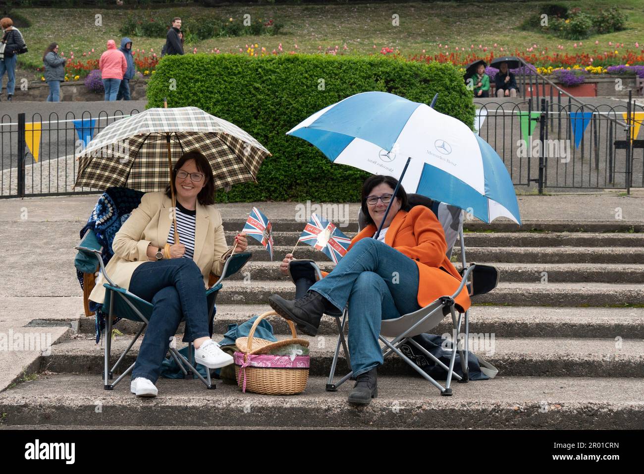 Edimburgo, Scozia, Regno Unito. 6 maggio 2023. Scene da Edimburgo il giorno dell'incoronazione di re Carlo III I membri del pubblico si sono preparati per il tempo umido nei West Princes Street Gardens, dove è stato eretto un grande schermo televisivo. Iain Masterton/Alamy Live News Foto Stock