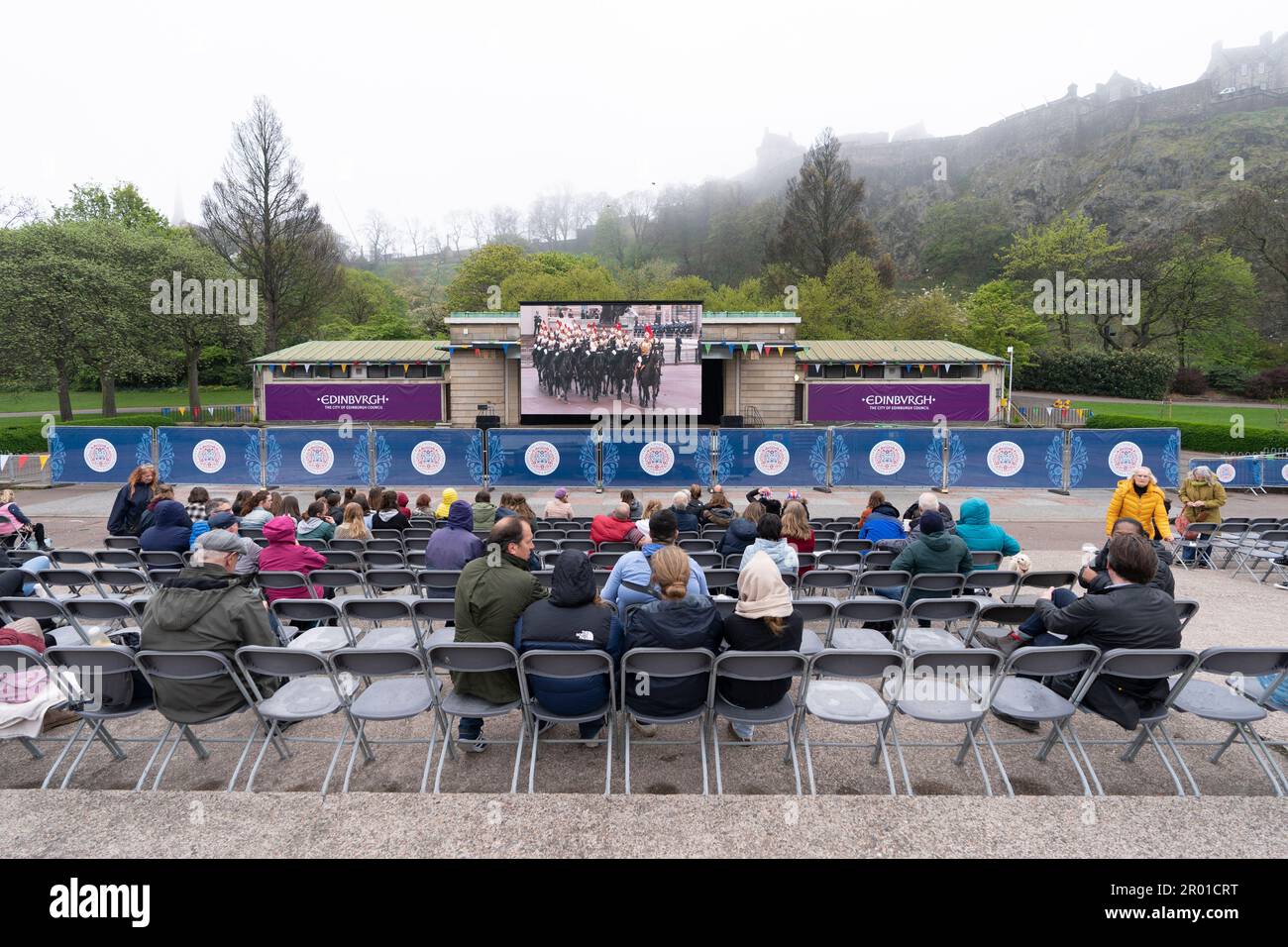 Edimburgo, Scozia, Regno Unito. 6 maggio 2023. Scene da Edimburgo il giorno dell'incoronazione di re Carlo III Membri del pubblico in West Princes Street Gardens, dove è stato eretto un grande schermo TV. Iain Masterton/Alamy Live News Foto Stock
