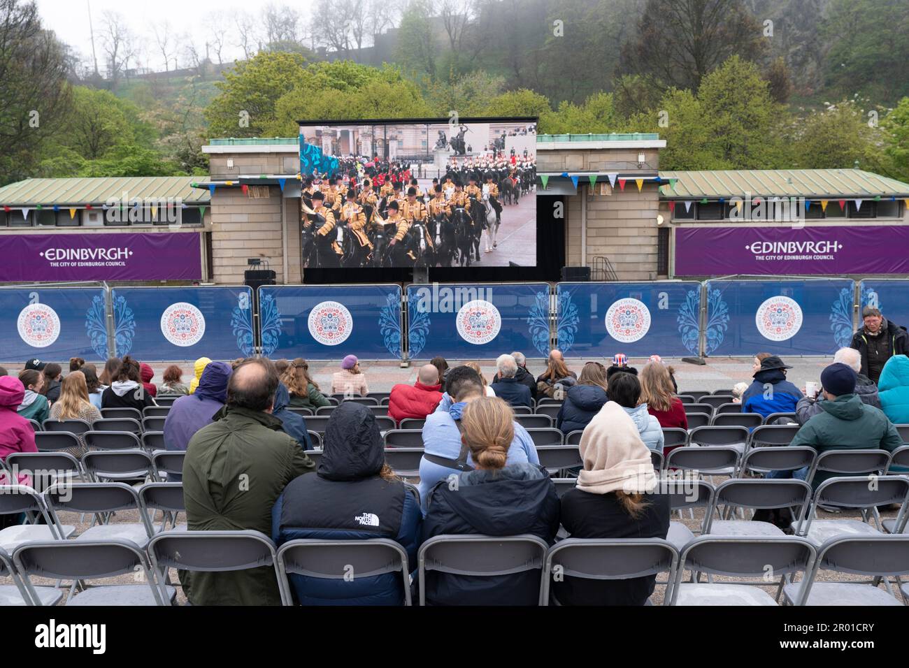 Edimburgo, Scozia, Regno Unito. 6 maggio 2023. Scene da Edimburgo il giorno dell'incoronazione di re Carlo III Membri del pubblico in West Princes Street Gardens, dove è stato eretto un grande schermo TV. Iain Masterton/Alamy Live News Foto Stock