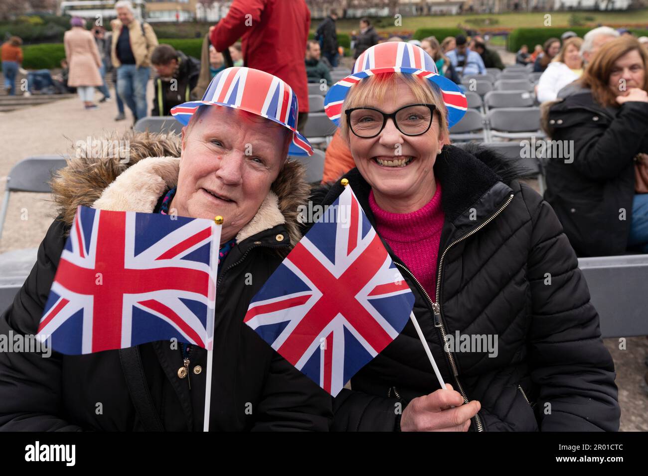 Edimburgo, Scozia, Regno Unito. 6 maggio 2023. Scene da Edimburgo il giorno dell'incoronazione di re Carlo III Kathy e Mell di Boness indossando cappelli Union Jack Bowler in West Princes Street Gardens, dove è stato eretto un grande schermo TV. Iain Masterton/Alamy Live News Foto Stock