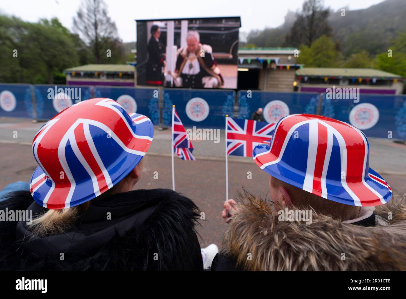 Edimburgo, Scozia, Regno Unito. 6 maggio 2023. Scene da Edimburgo il giorno dell'incoronazione di re Carlo III Kathy e Mell di Boness indossando cappelli Union Jack Bowler in West Princes Street Gardens, dove è stato eretto un grande schermo TV. Iain Masterton/Alamy Live News Foto Stock