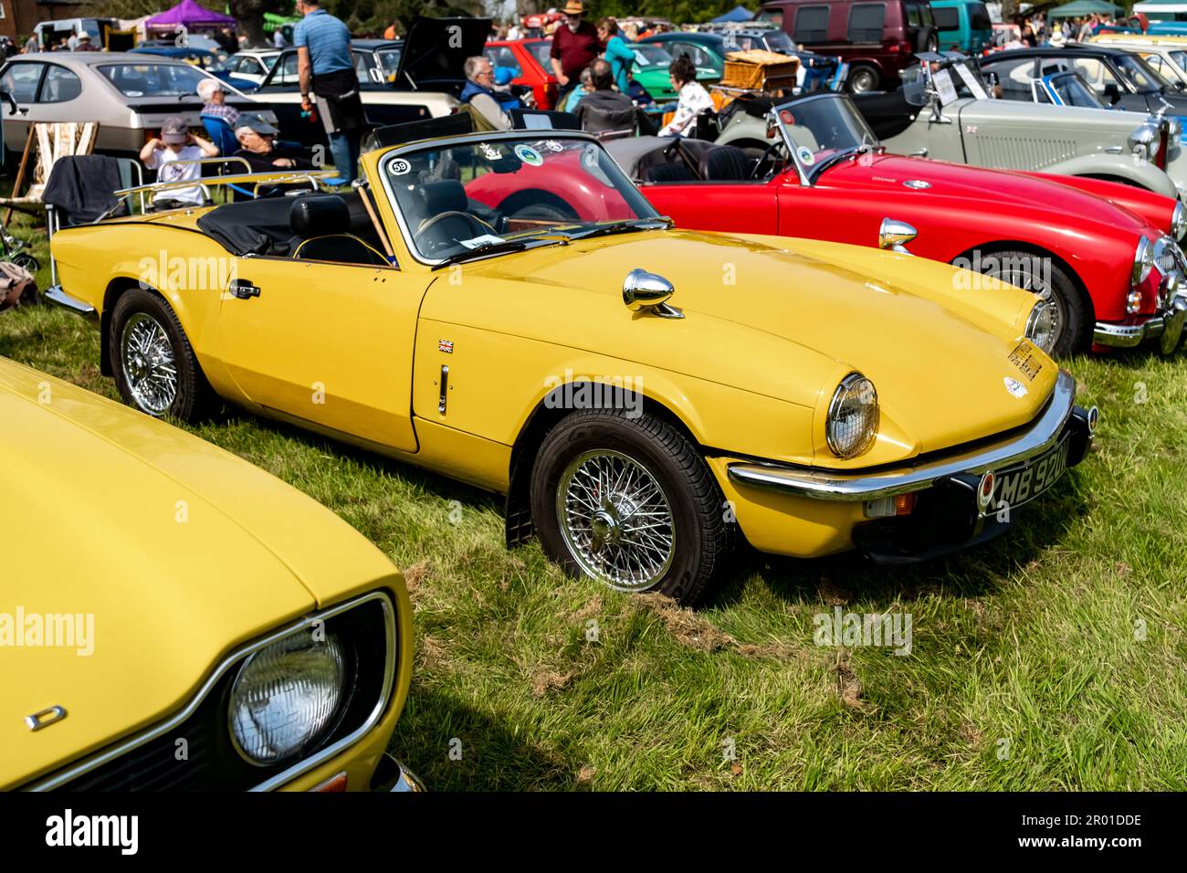 Earsham, Norfolk, Regno Unito – Aprile 30 2023. Una fila di auto classiche completamente restaurate in mostra ad una piccola mostra di auto all'aperto locale Foto Stock