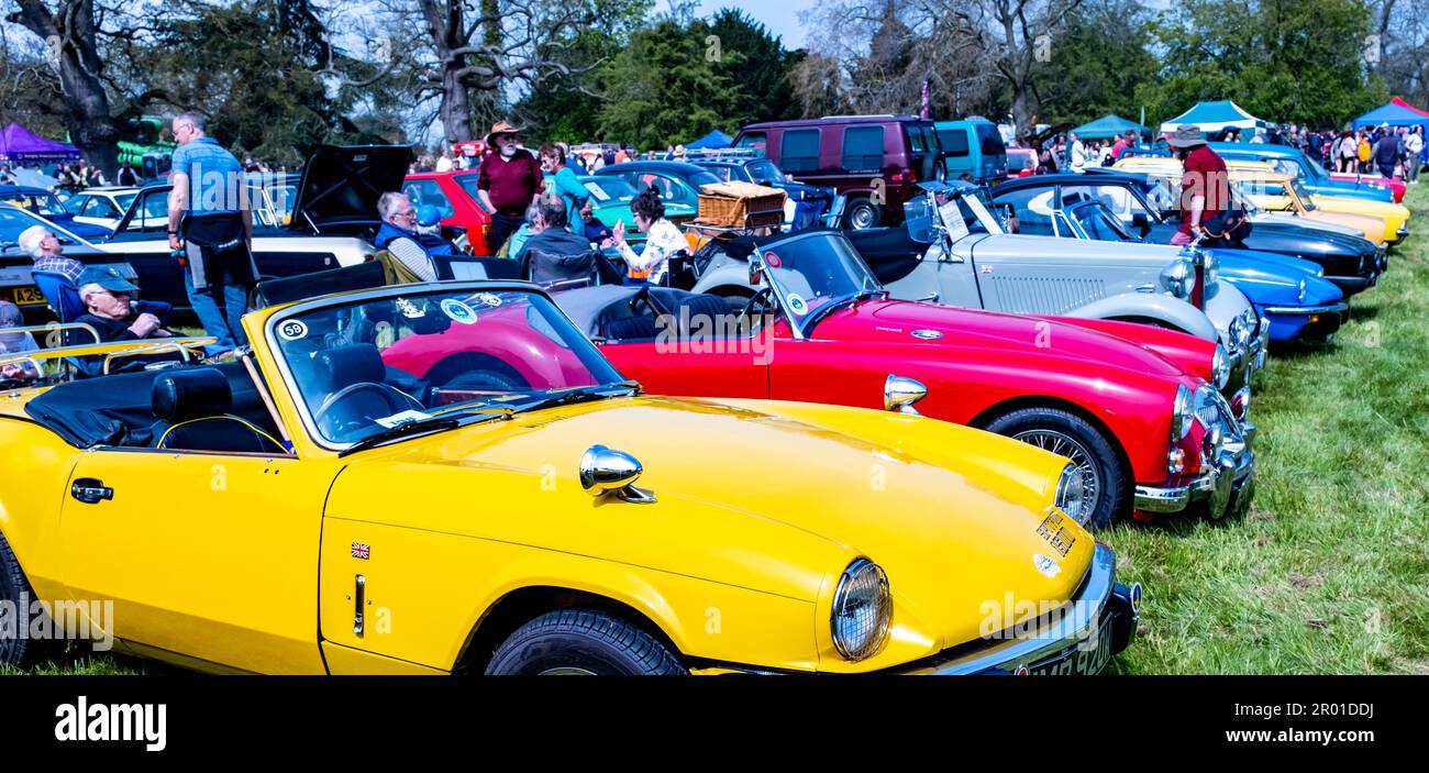 Earsham, Norfolk, Regno Unito – Aprile 30 2023. Una fila di auto classiche completamente restaurate in mostra ad una piccola mostra di auto all'aperto locale Foto Stock