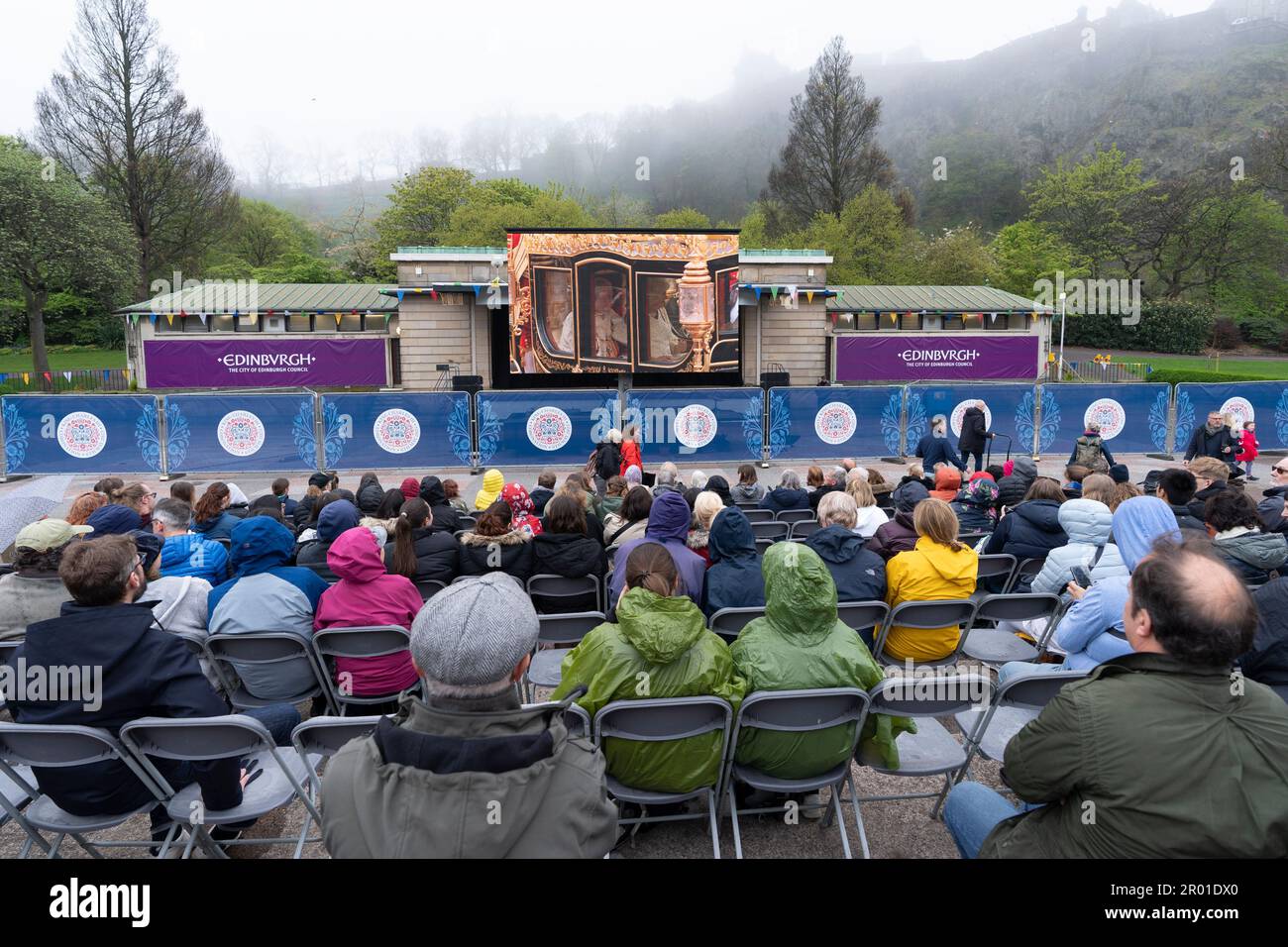 Edimburgo, Scozia, Regno Unito. 6 maggio 2023. Scene da Edimburgo il giorno dell'incoronazione di re Carlo III I membri del pubblico si sono preparati per il tempo umido nei West Princes Street Gardens, dove è stato eretto un grande schermo televisivo. Iain Masterton/Alamy Live News Foto Stock