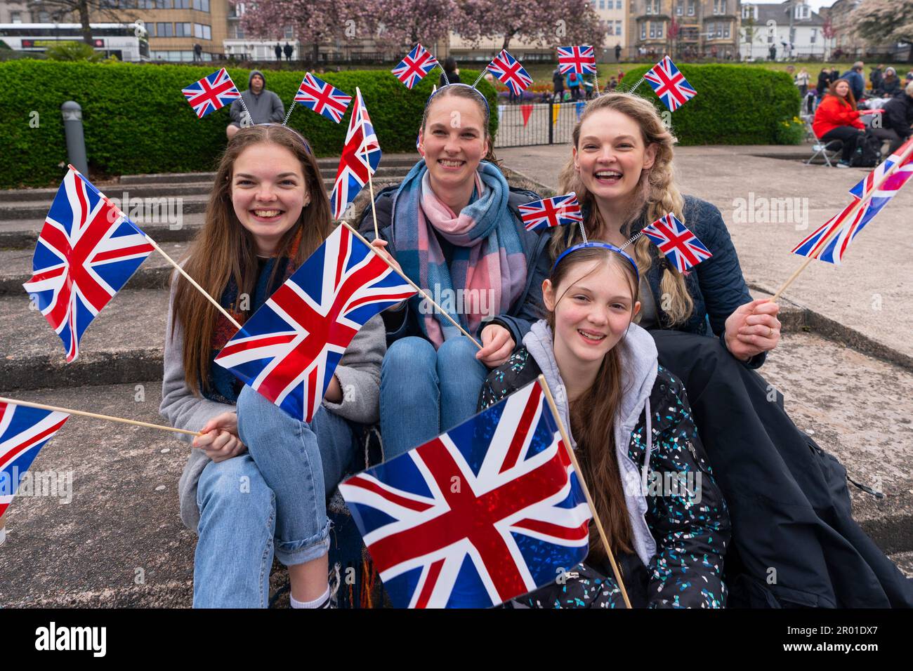 Edimburgo, Scozia, Regno Unito. 6 maggio 2023. Scene da Edimburgo il giorno dell'incoronazione di re Carlo III Le sorelle Hunt dalla Cornovaglia che guardano l'incoronazione dai West Princes Street Gardens. Iain Masterton/Alamy Live News Foto Stock